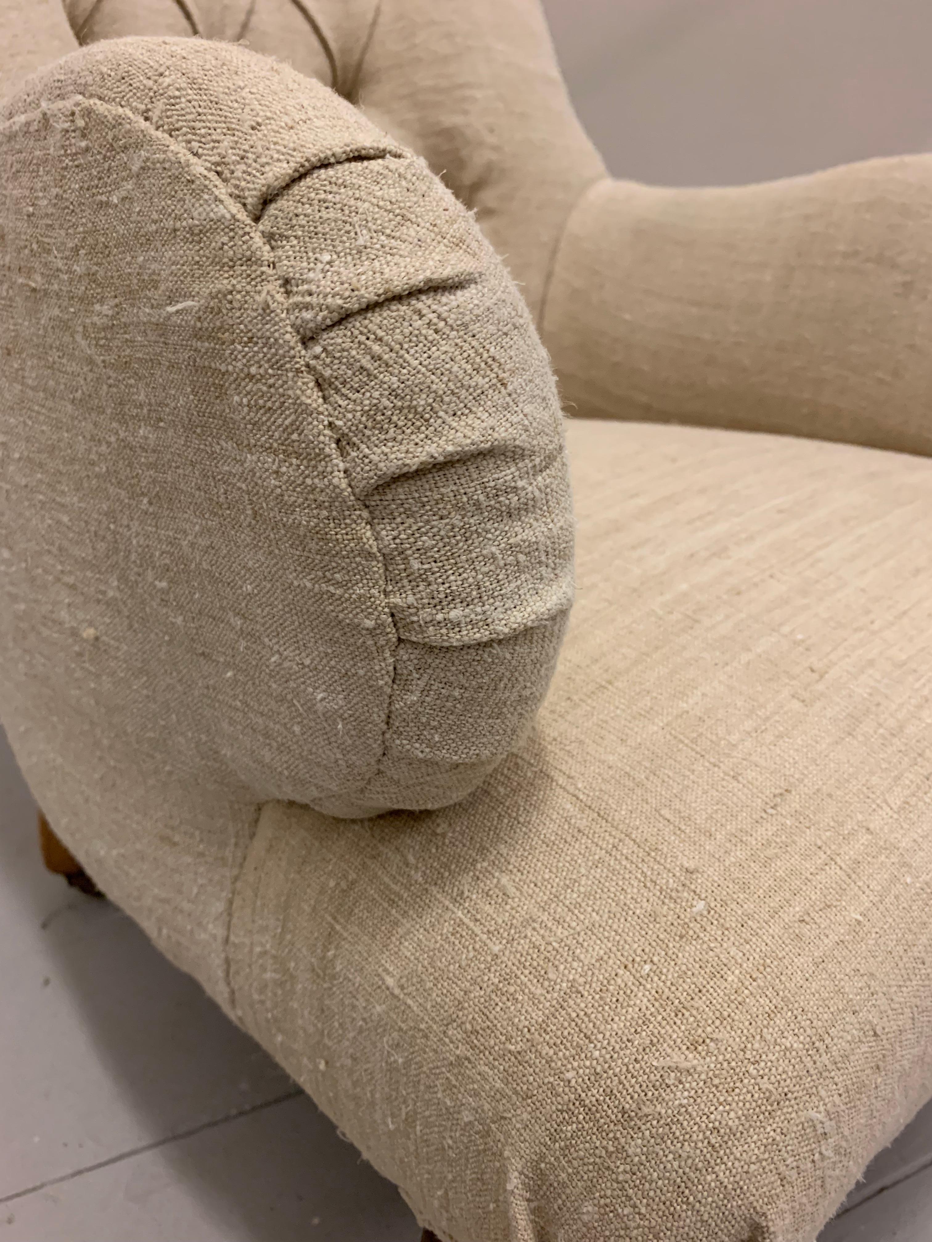 Fauteuil anglais du 19e siècle à dossier boutonné et tapissé, en lin français en vente 2