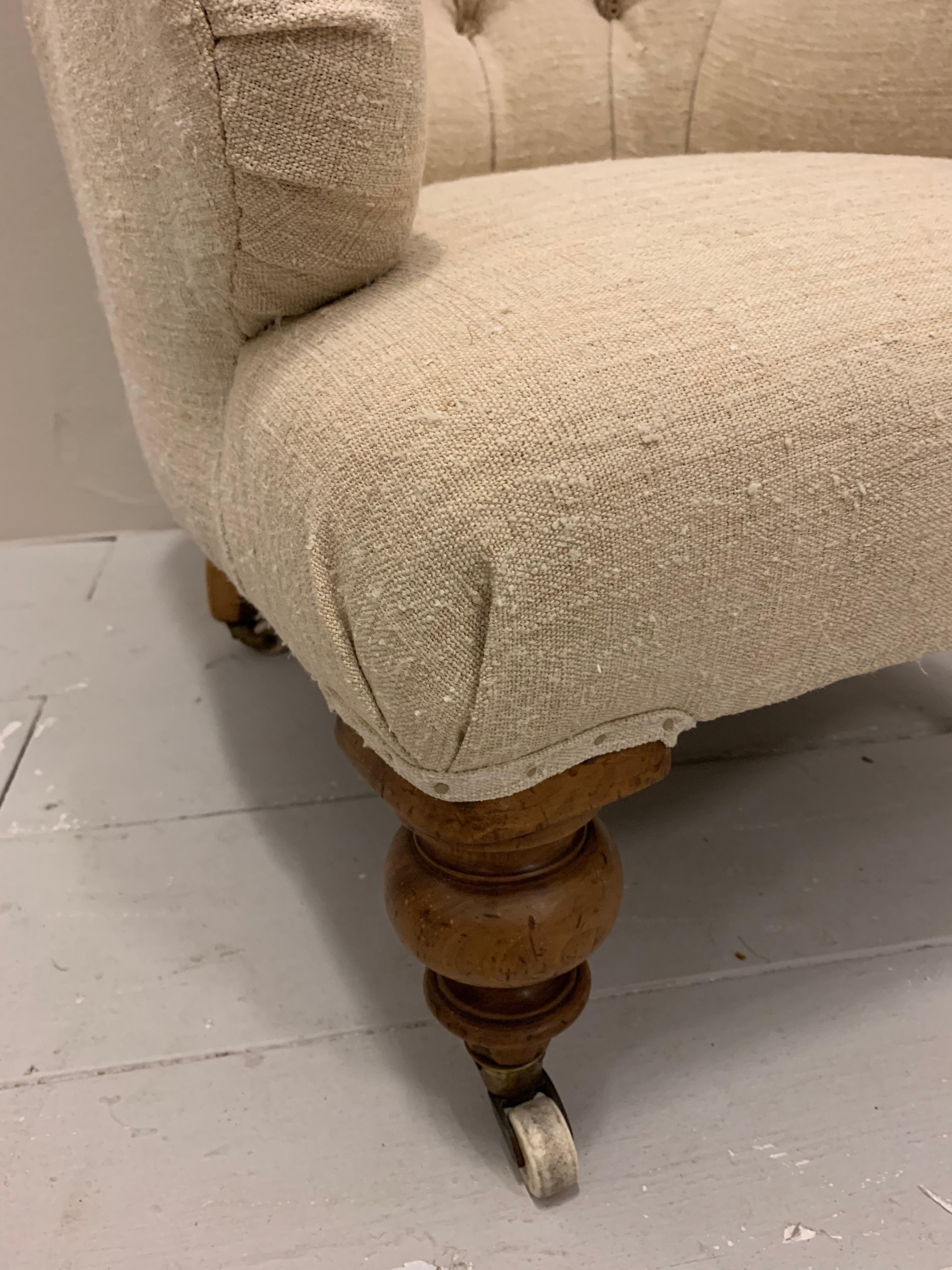 Fauteuil anglais du 19e siècle à dossier boutonné et tapissé, en lin français en vente 3