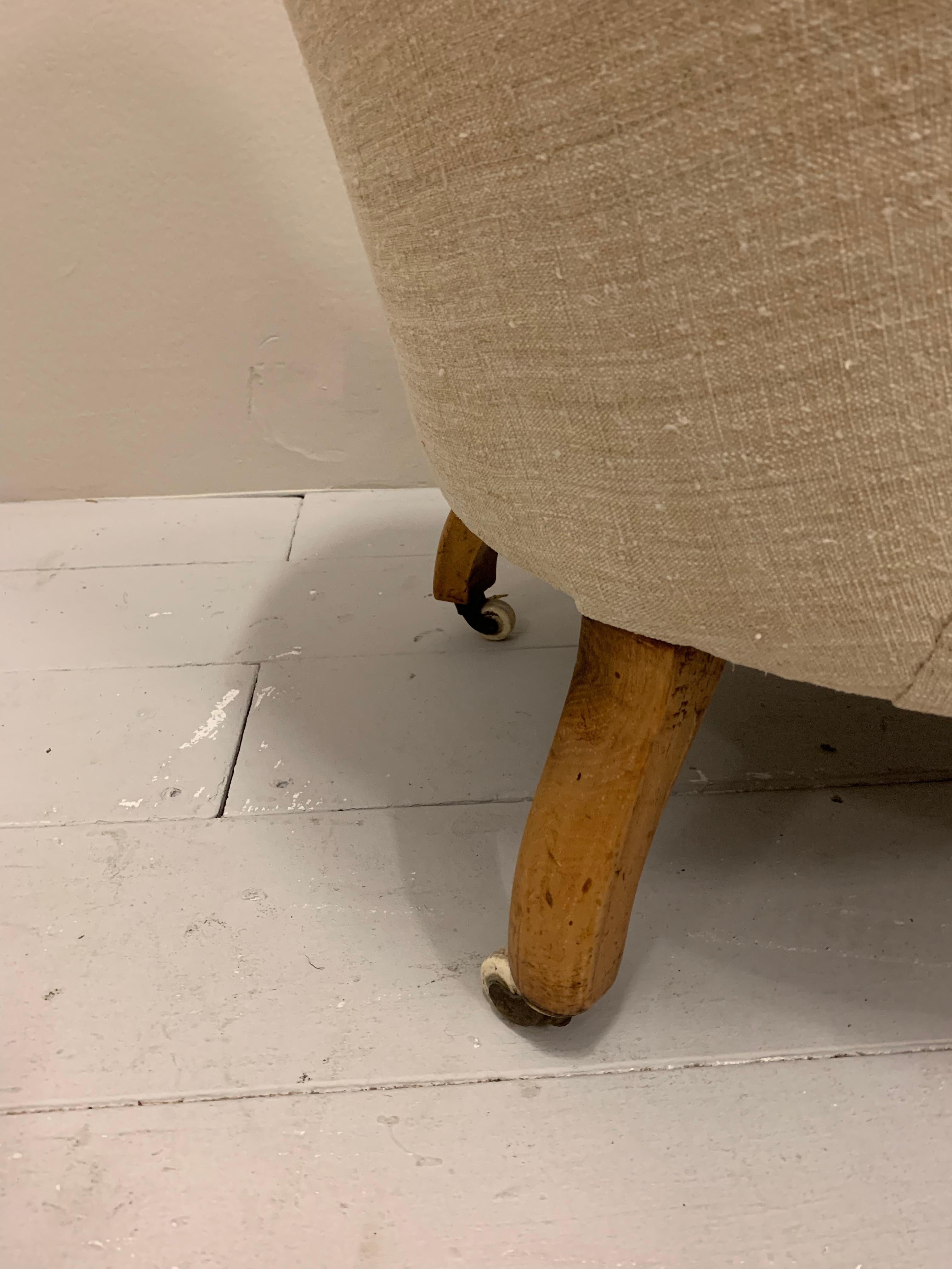 Victorien Fauteuil anglais du 19e siècle à dossier boutonné et tapissé, en lin français en vente