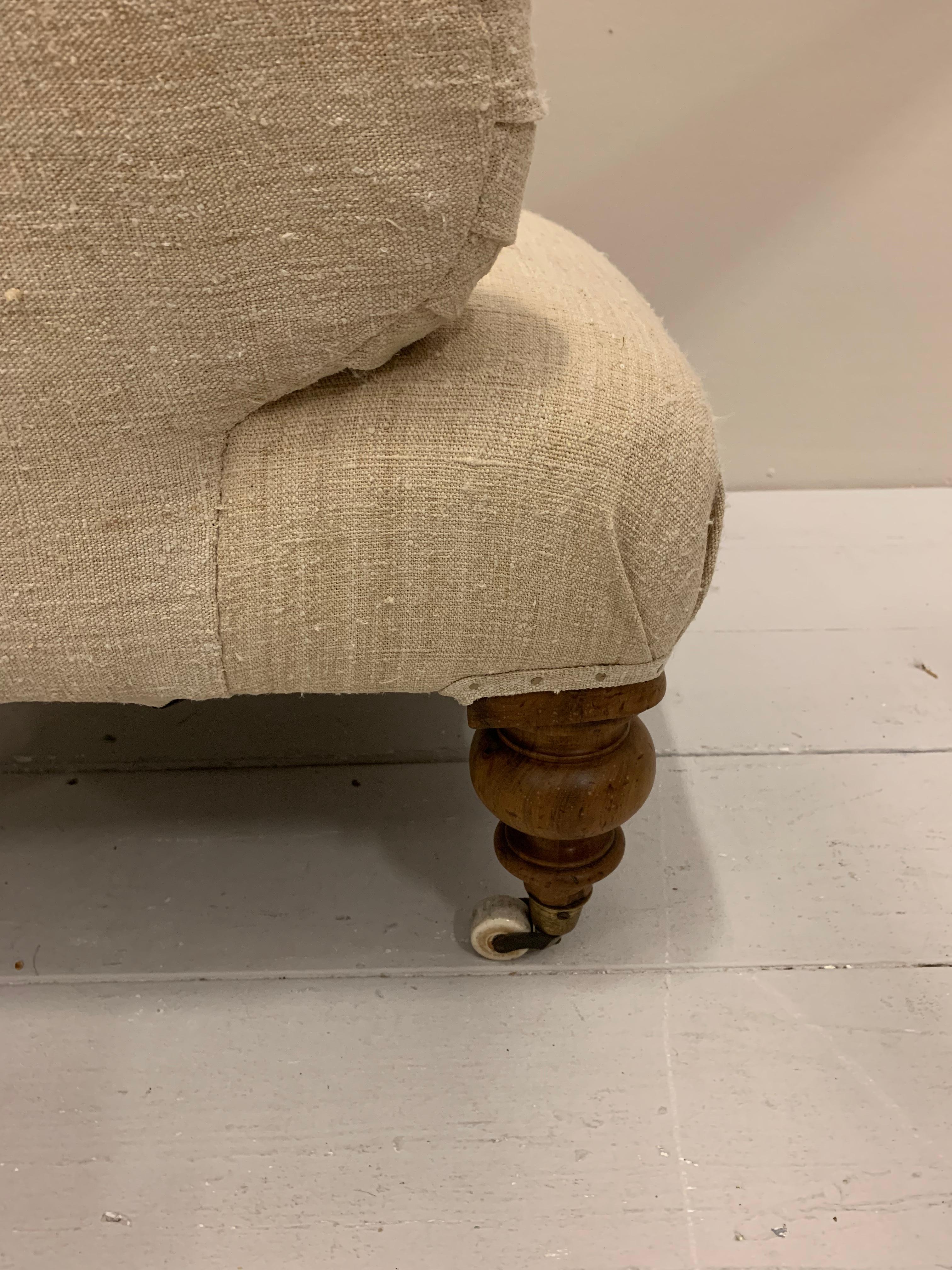Britannique Fauteuil anglais du 19e siècle à dossier boutonné et tapissé, en lin français en vente