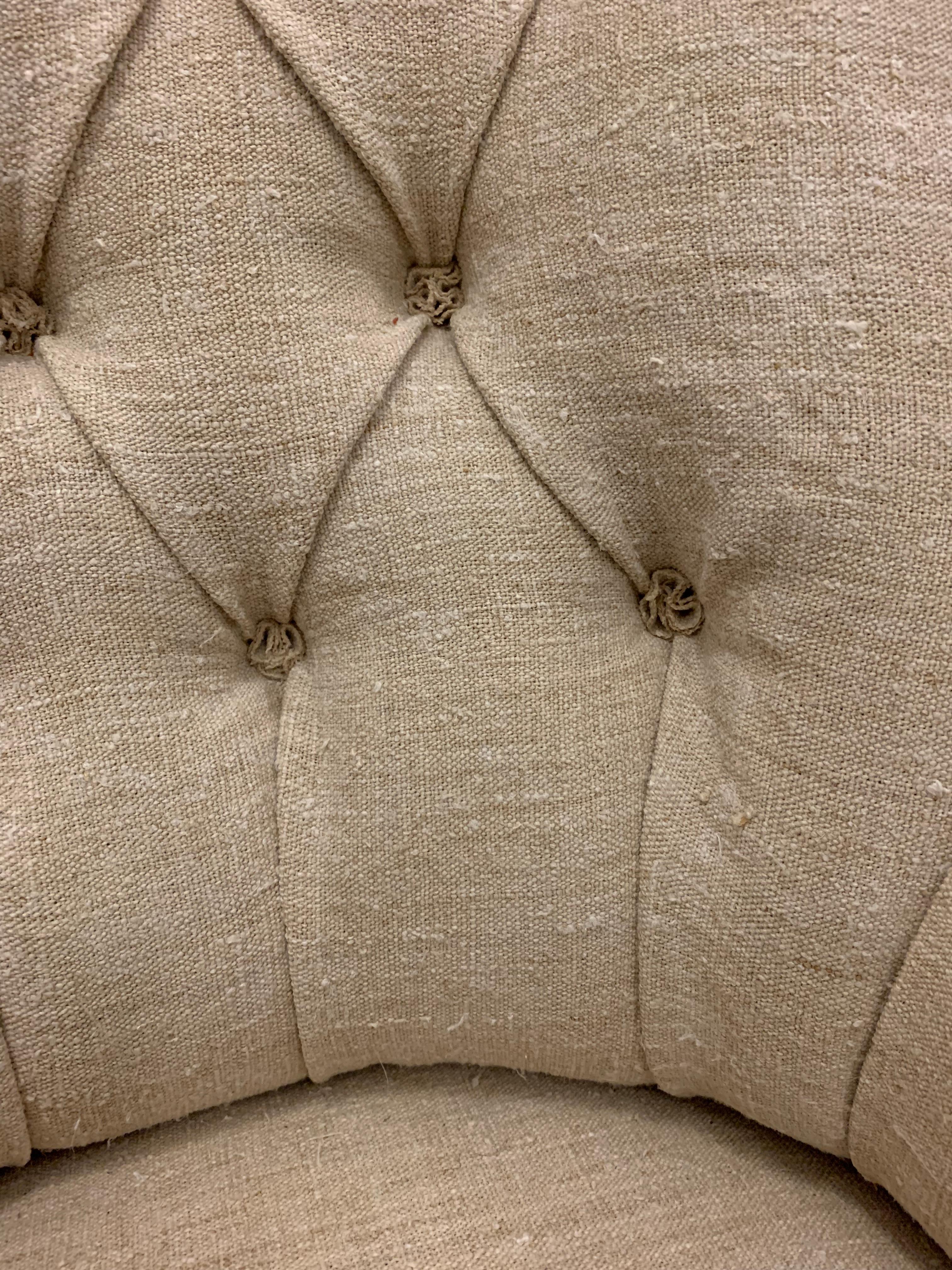 Céramique Fauteuil anglais du 19e siècle à dossier boutonné et tapissé, en lin français en vente