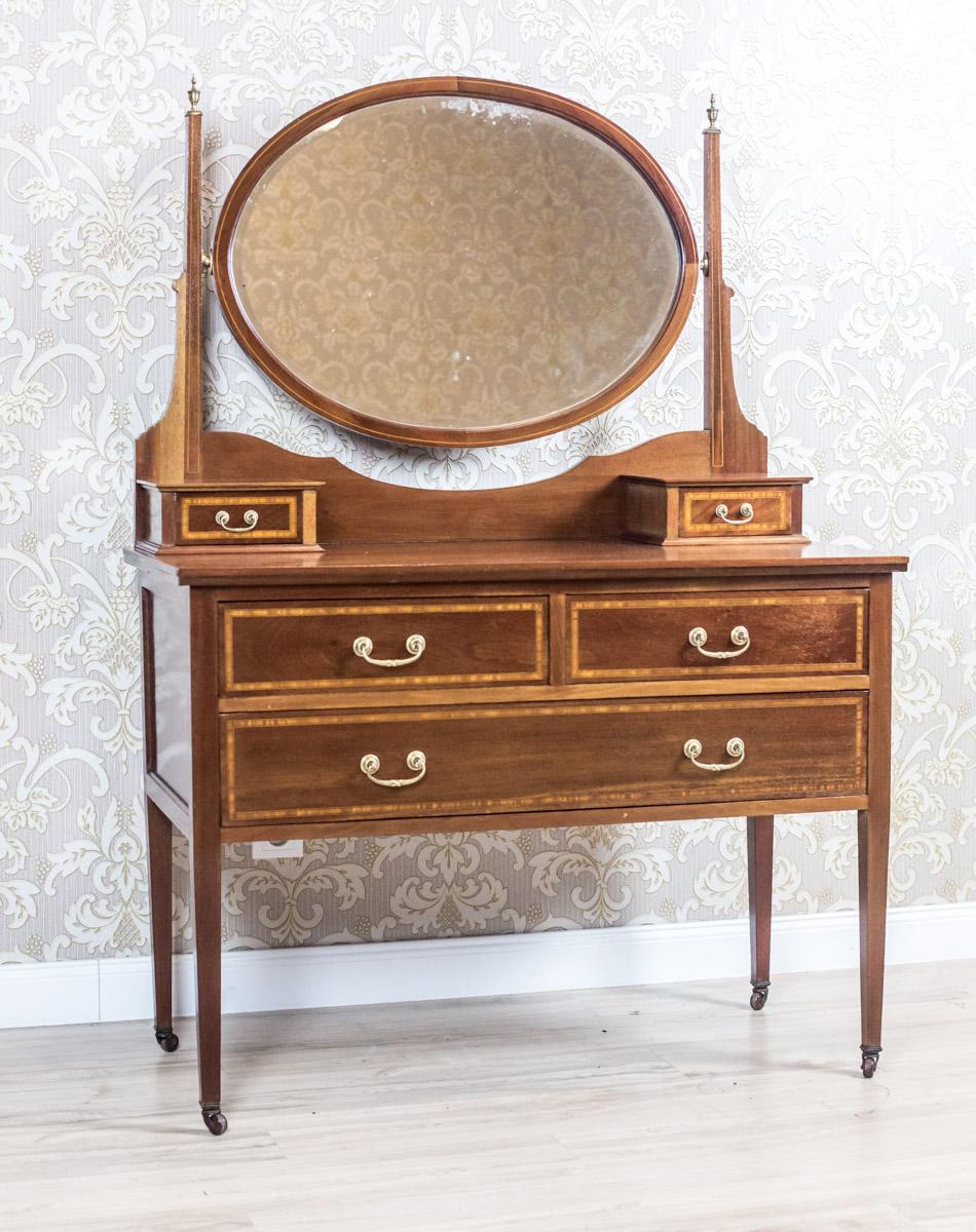 Table de toilette anglaise du 19e siècle en bois tendre et placage d'acajou, signée Maple & Co.

Nous vous présentons cette table de toilette circa la fin du 19ème siècle en placage d'acajou.
L'ensemble est signé par la manufacture de meubles