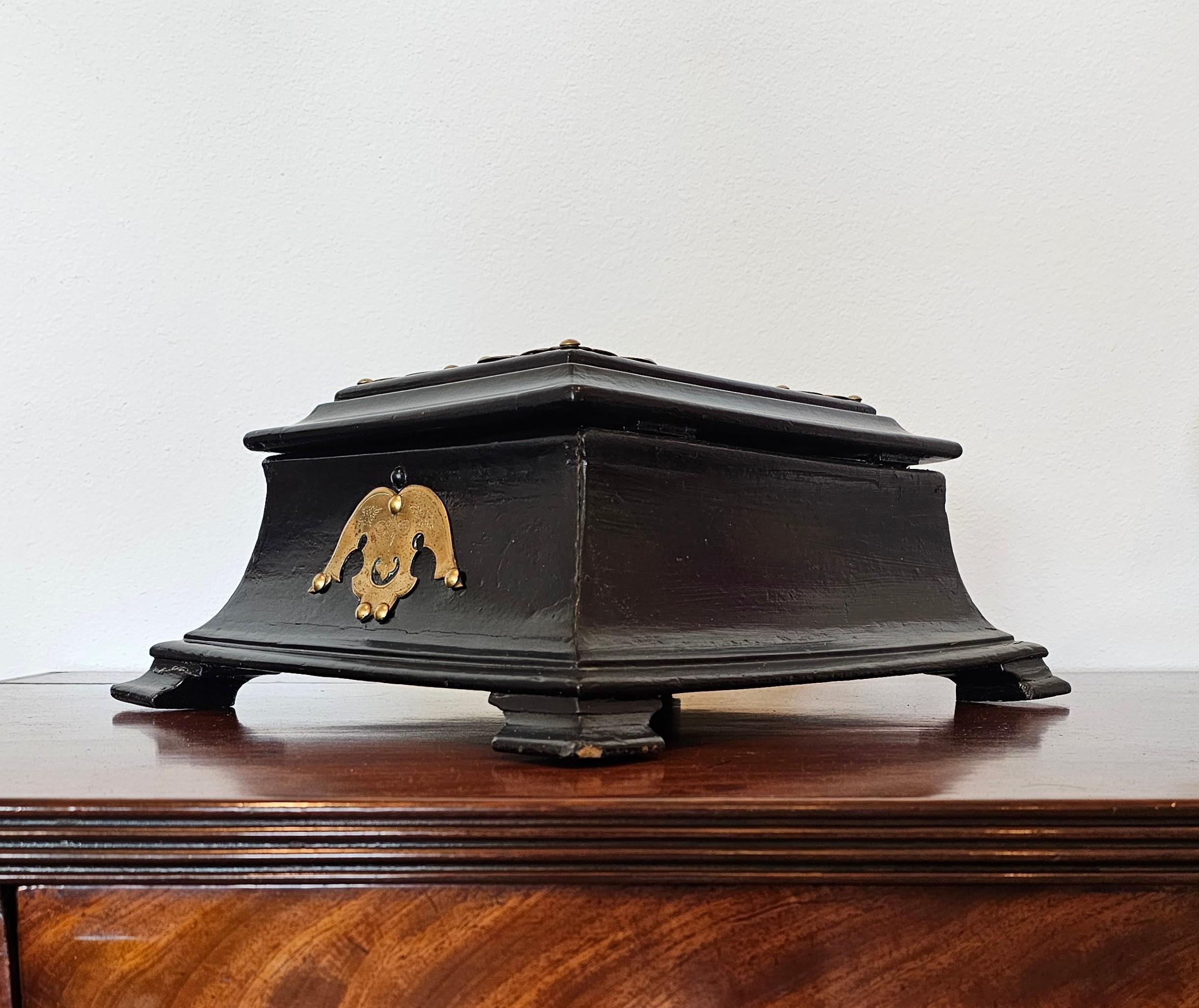 19th Century English Victorian Brass Black Lacquer Papier-mache Dressing Box  For Sale 6