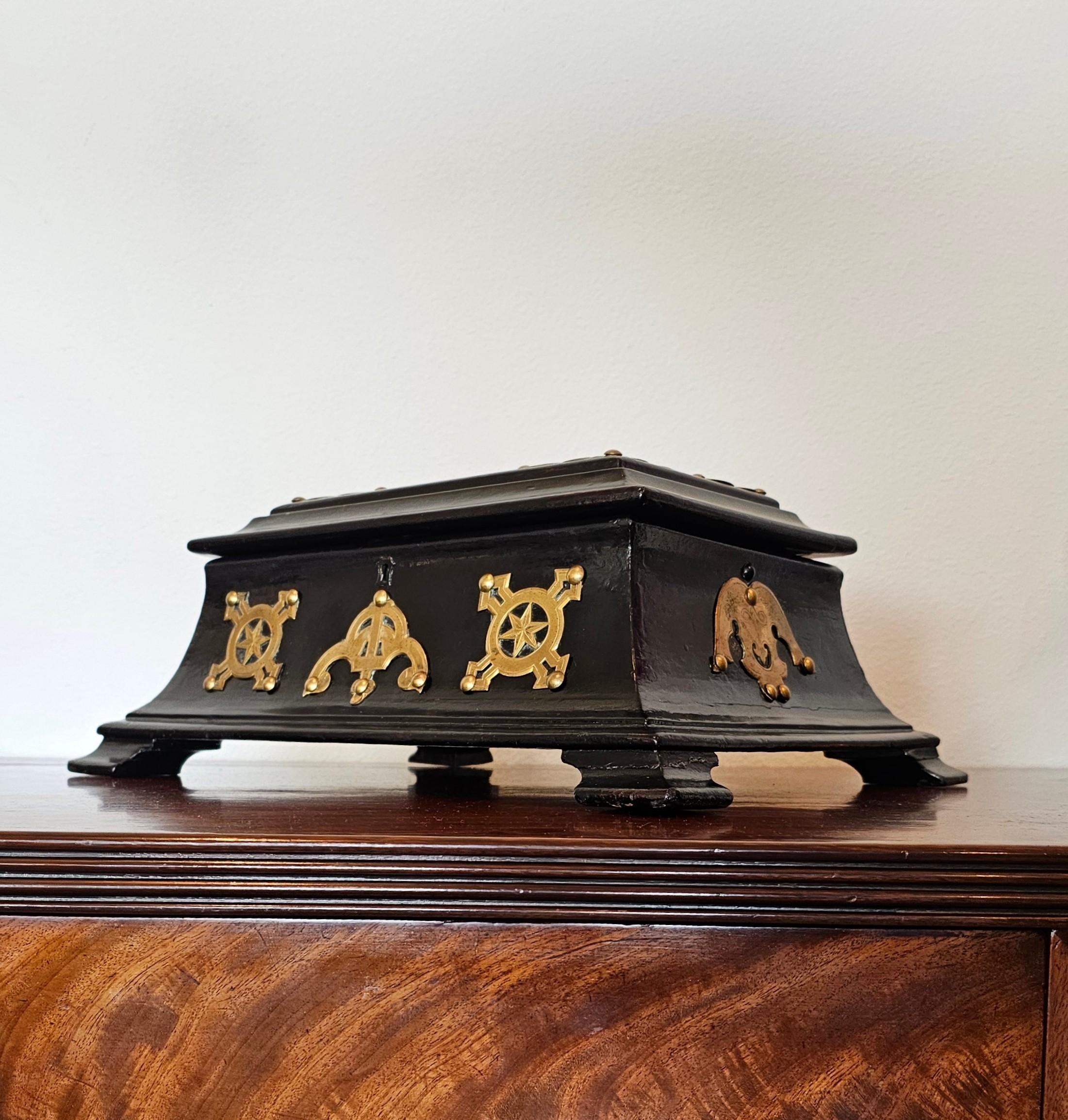 19th Century English Victorian Brass Black Lacquer Papier-mache Dressing Box  For Sale 7