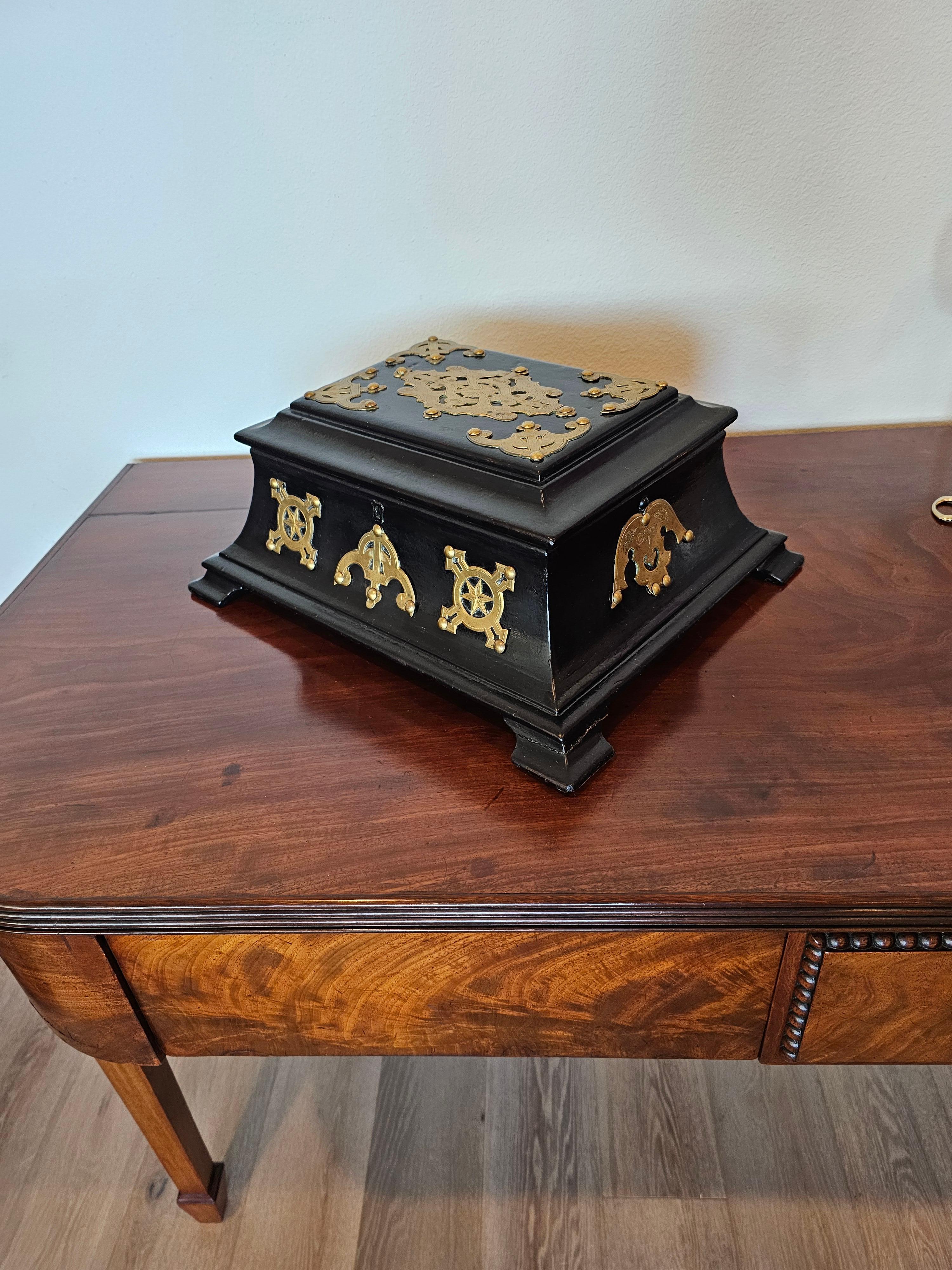 19th Century English Victorian Brass Black Lacquer Papier-mache Dressing Box  For Sale 8