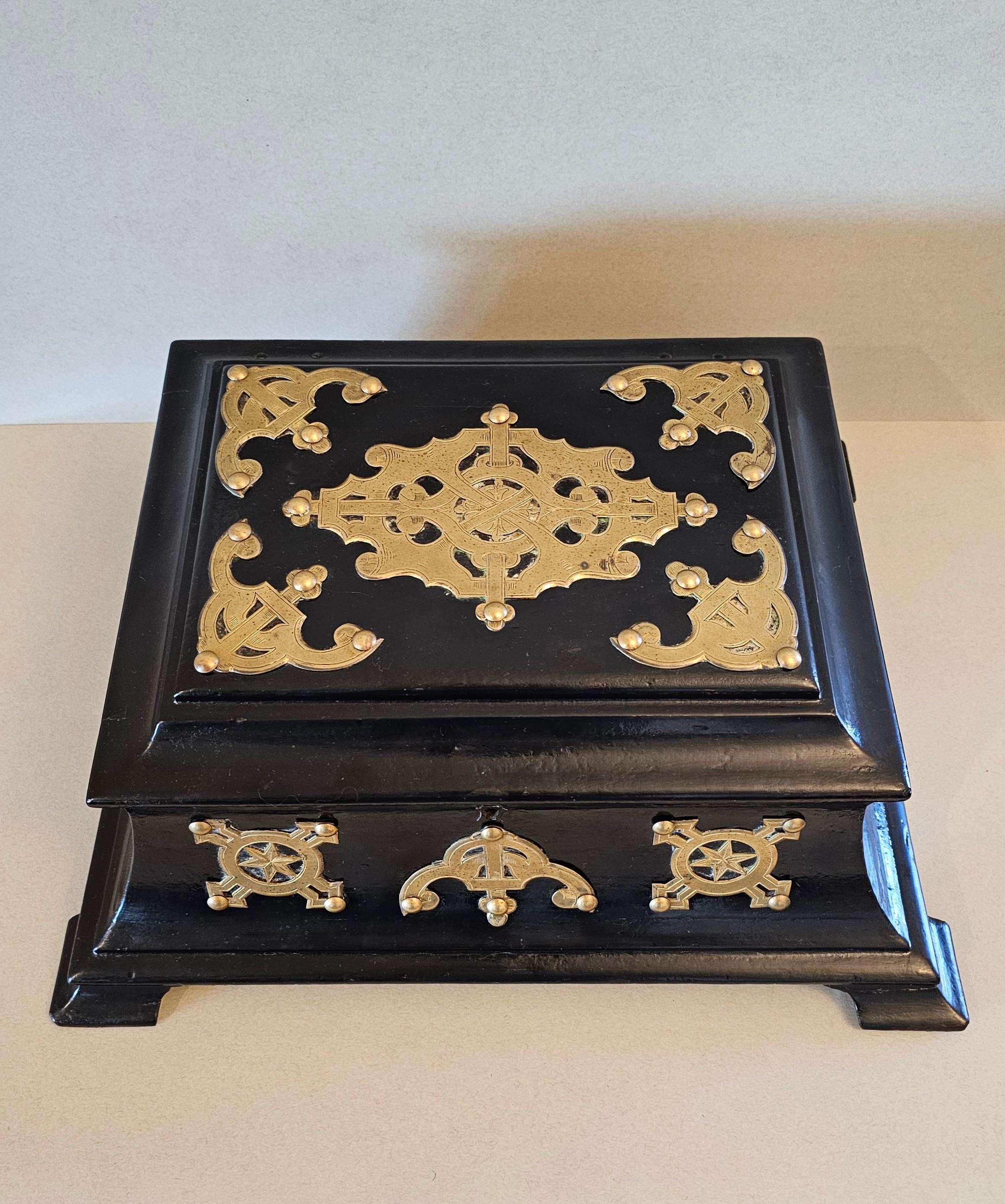 19th Century English Victorian Brass Black Lacquer Papier-mache Dressing Box  For Sale 10