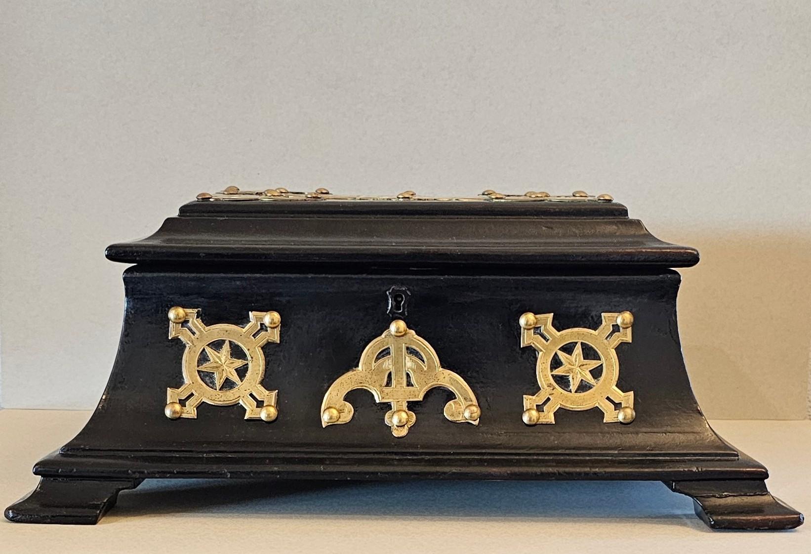 19th Century English Victorian Brass Black Lacquer Papier-mache Dressing Box  For Sale 11