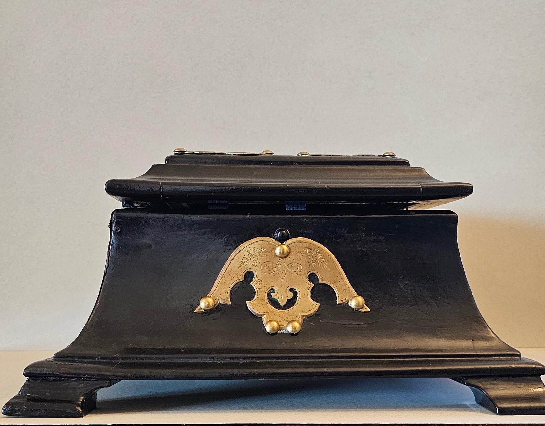 Englische viktorianische Kommodenschachtel aus Messing mit schwarzem Lack und Papiermache aus dem 19. Jahrhundert  im Angebot 11