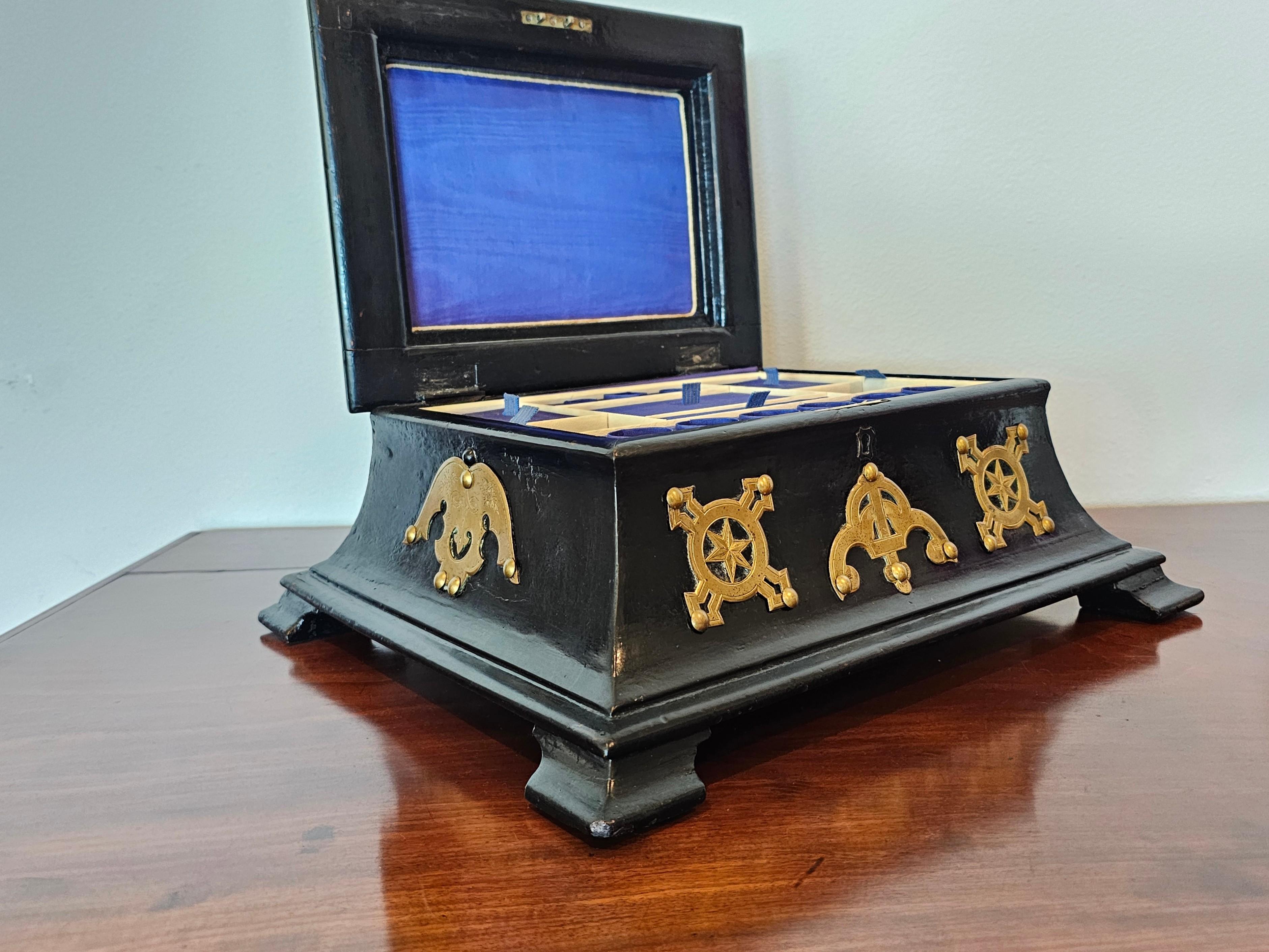 19th Century English Victorian Brass Black Lacquer Papier-mache Dressing Box  In Good Condition For Sale In Forney, TX