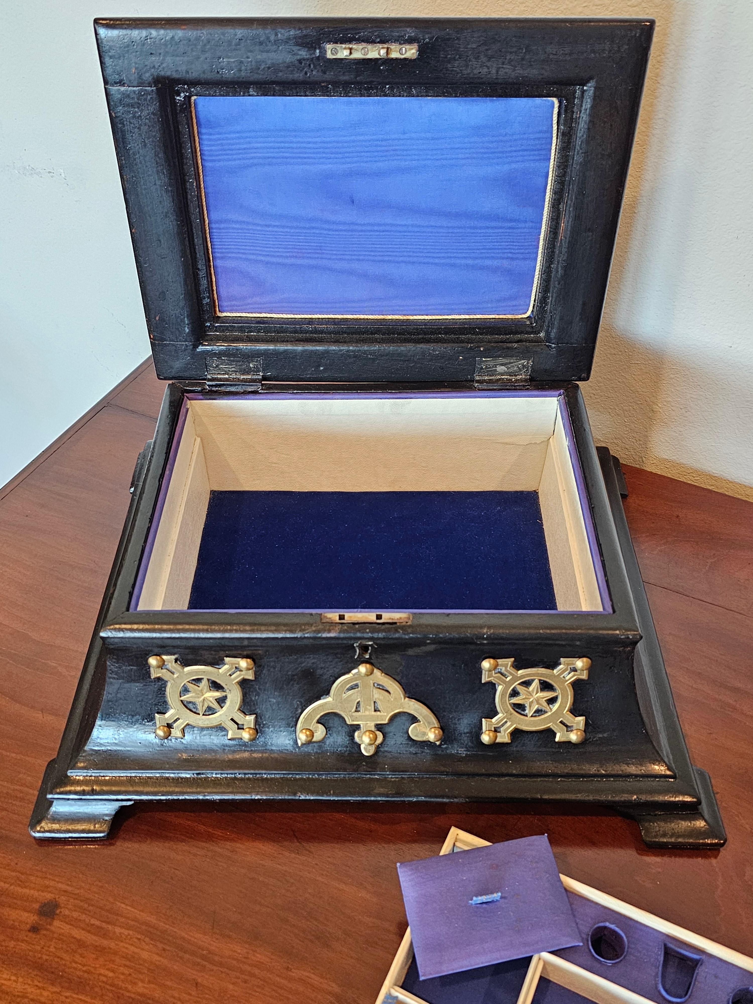 19th Century English Victorian Brass Black Lacquer Papier-mache Dressing Box  For Sale 3