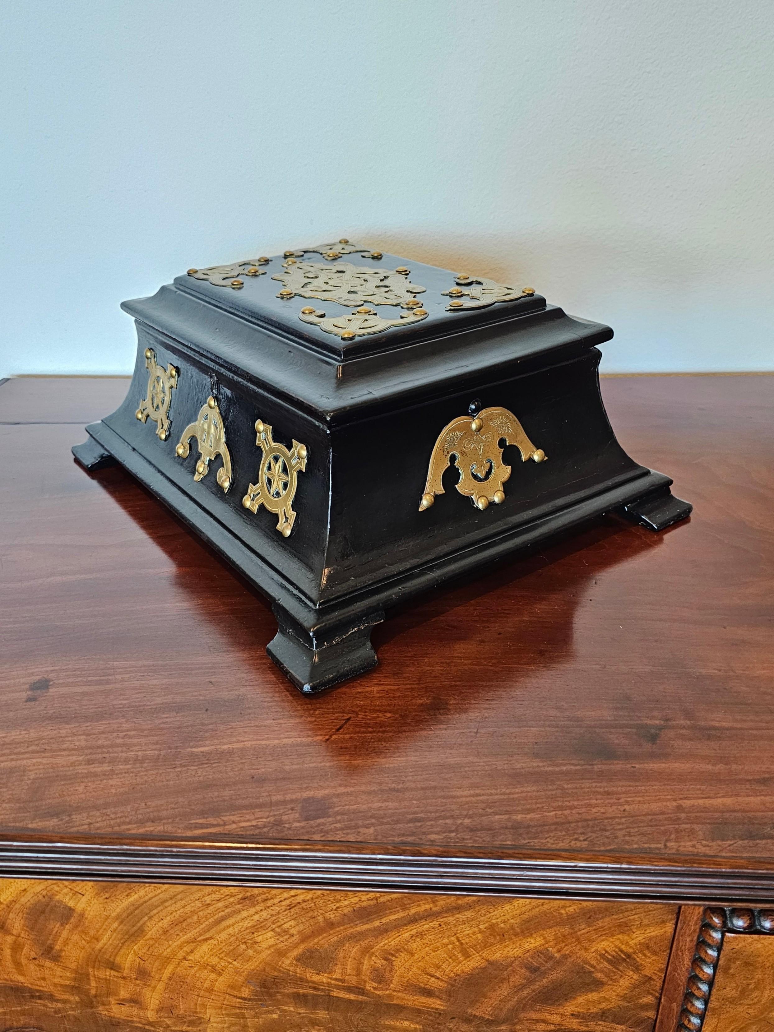 19th Century English Victorian Brass Black Lacquer Papier-mache Dressing Box  For Sale 5