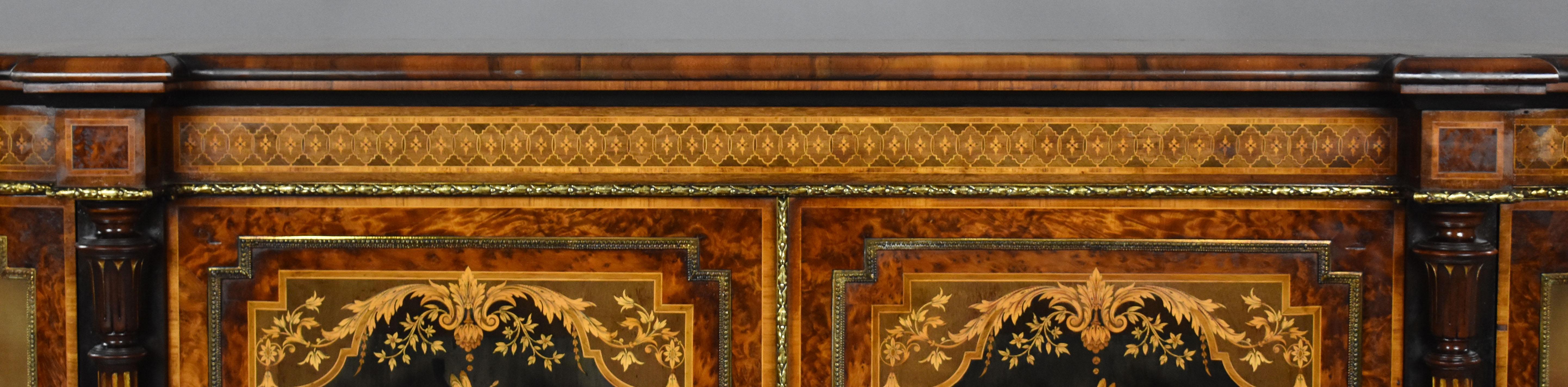 Credenza vittoriana inglese del XIX secolo in radica di noce intarsiata di Gillow in vendita 4