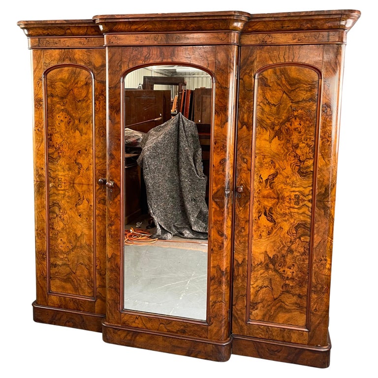 Armoire-armoire en ronce de noyer de style victorien du 19e siècle sur  1stDibs