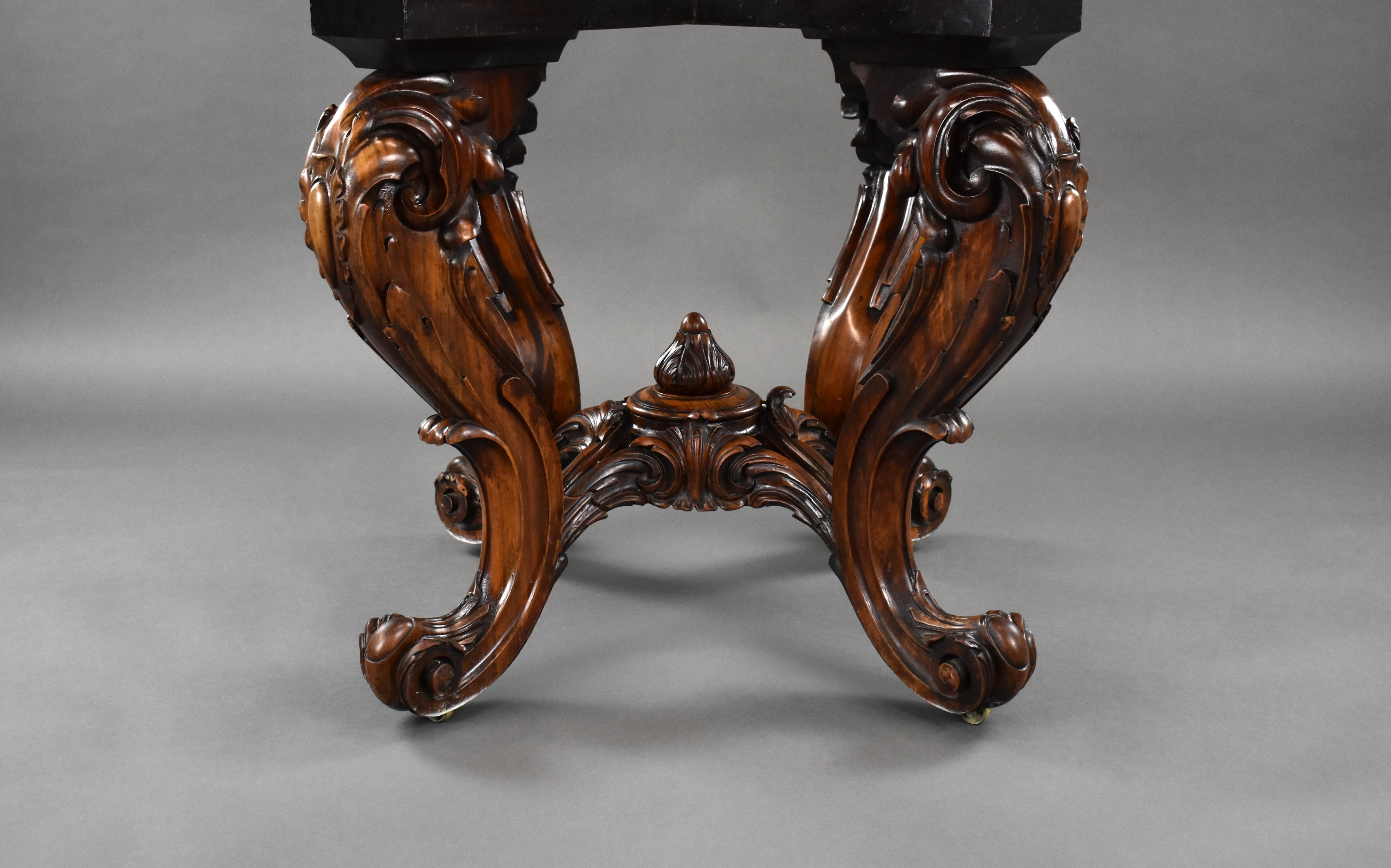 19th Century English Victorian Burr Walnut Centre Table In Good Condition For Sale In Chelmsford, Essex