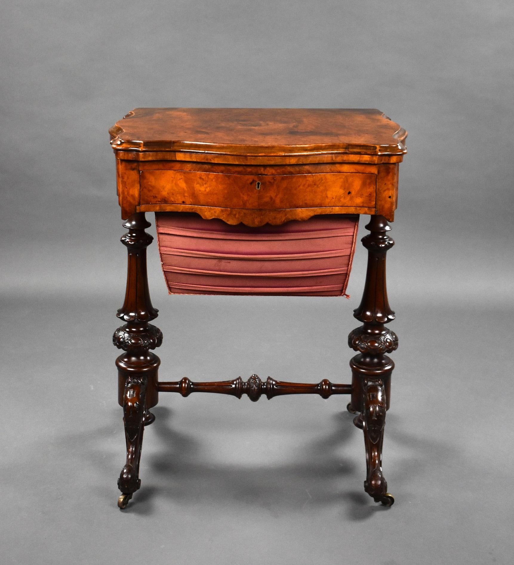 Englischer viktorianischer Spieltisch aus Wurzelnussholz aus dem 19. Jahrhundert (Viktorianisch) im Angebot