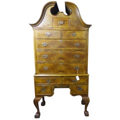 Commode victorienne anglaise du 19ème siècle en ronce de noyer sur pied<unk>