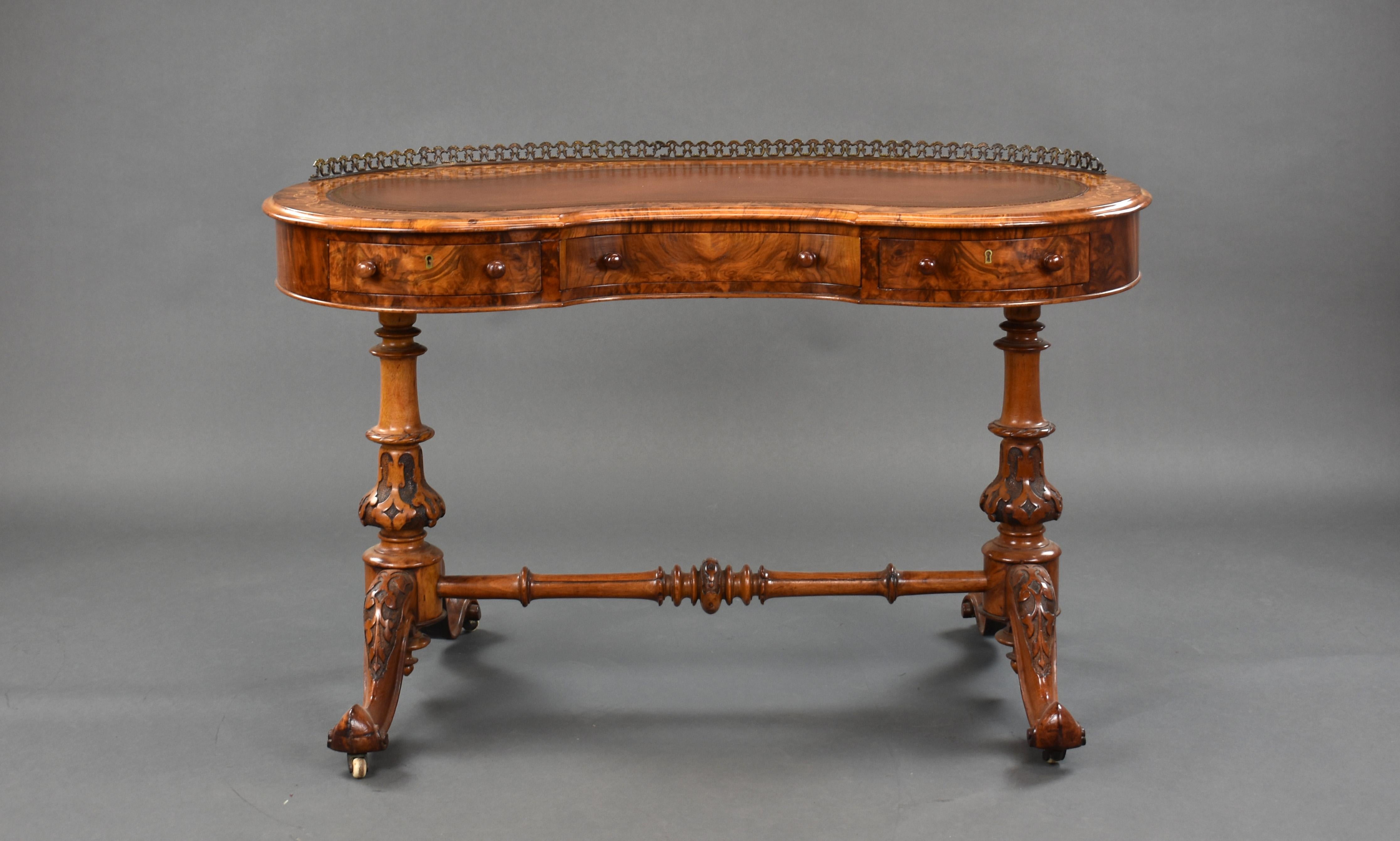 19th Century English Victorian Burr Walnut Kidney Shaped Desk In Excellent Condition In Chelmsford, Essex