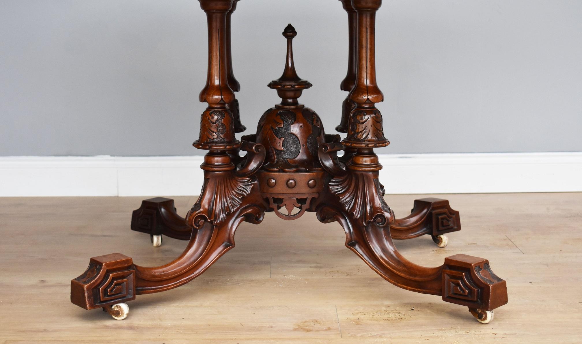 19th Century English Victorian Burr Walnut Oval Dining Table In Good Condition In Chelmsford, Essex