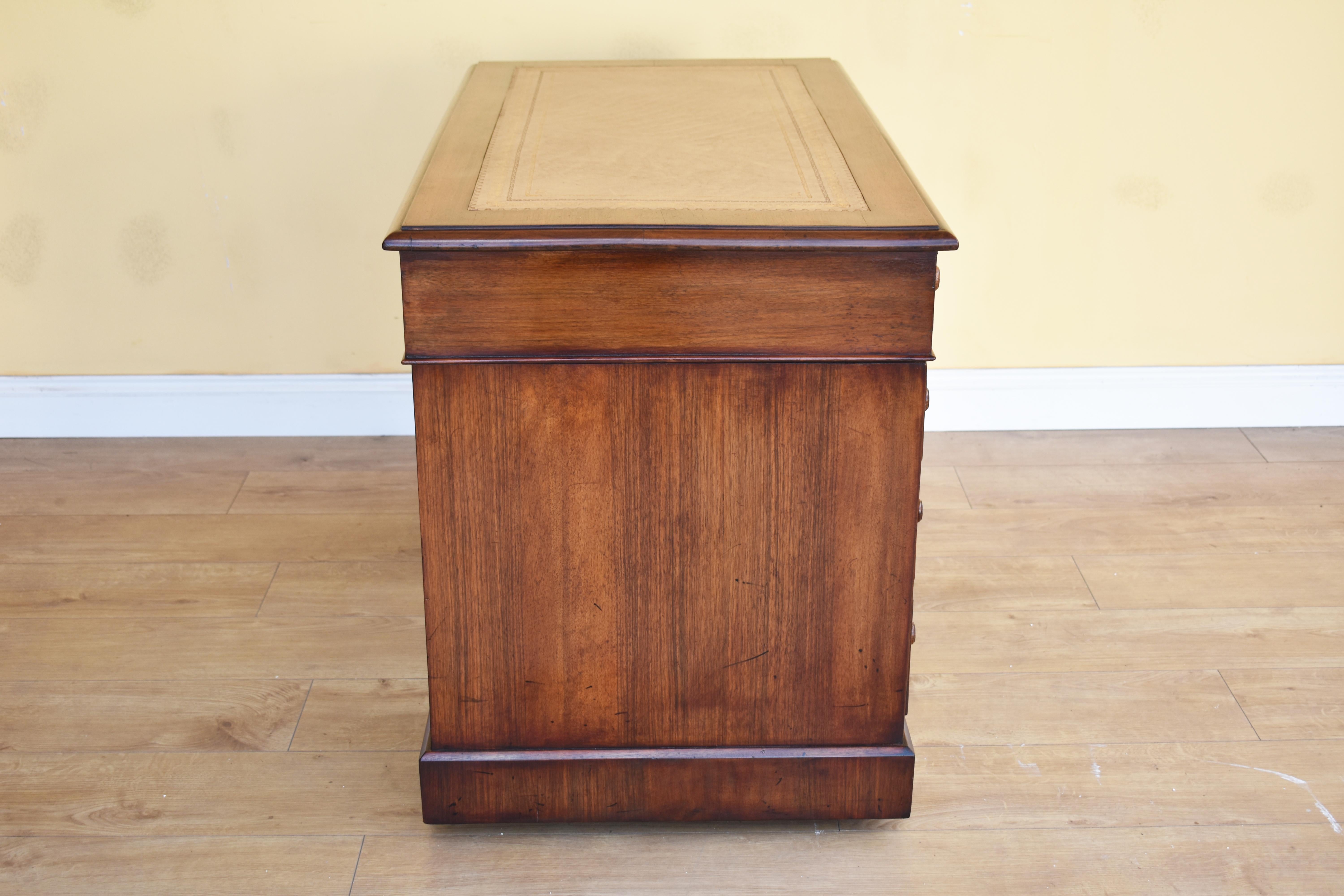 Victorien Bureau à piédestal en ronce de noyer de l'époque victorienne, 19e siècle, Angleterre en vente