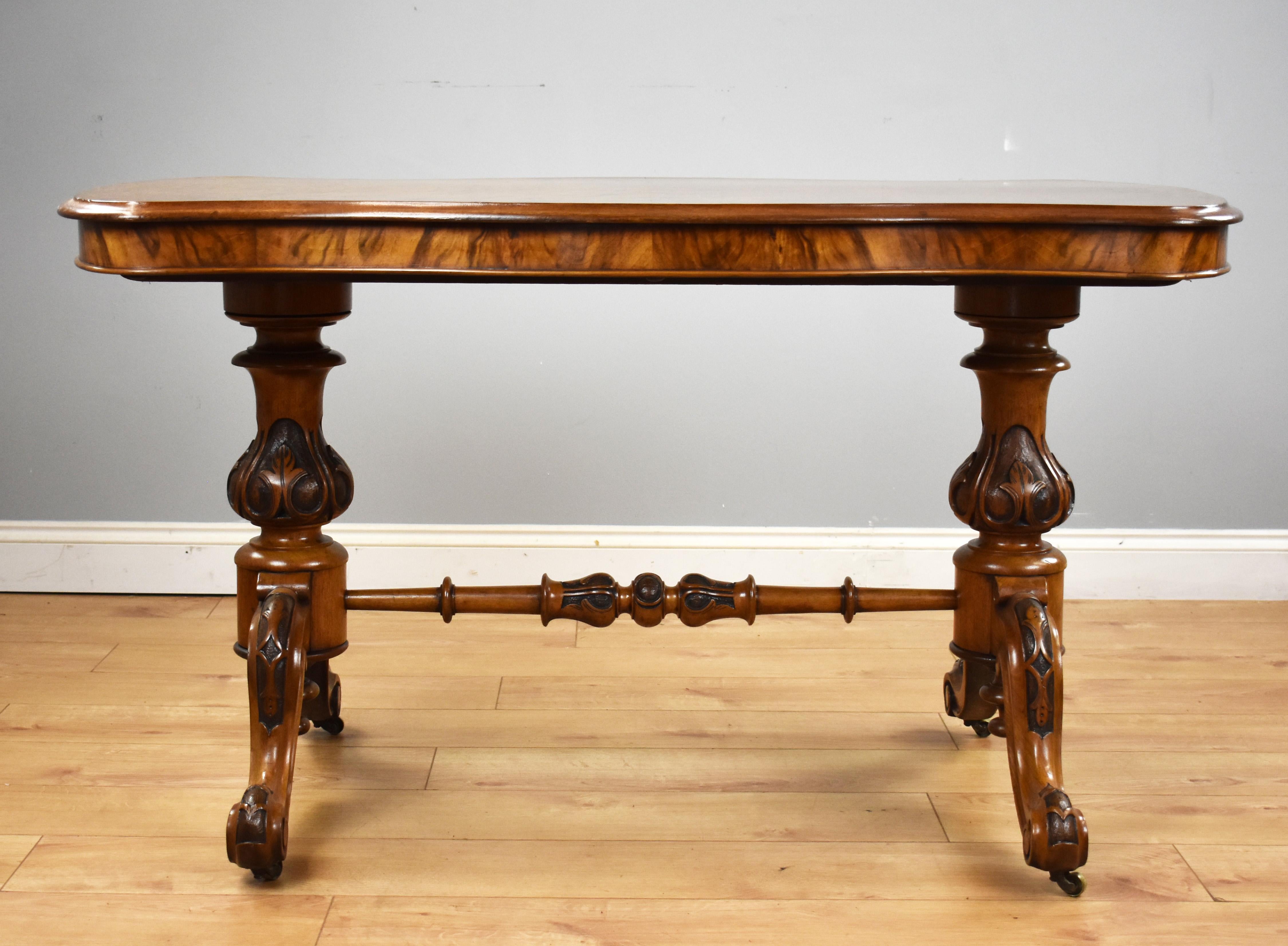 19th Century English Victorian Burr Walnut Table In Good Condition For Sale In Chelmsford, Essex