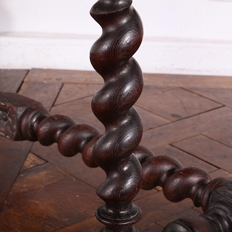 19th Century English Victorian Carved Oak Barley Twist Writing Table Desk In Good Condition In Vancouver, British Columbia