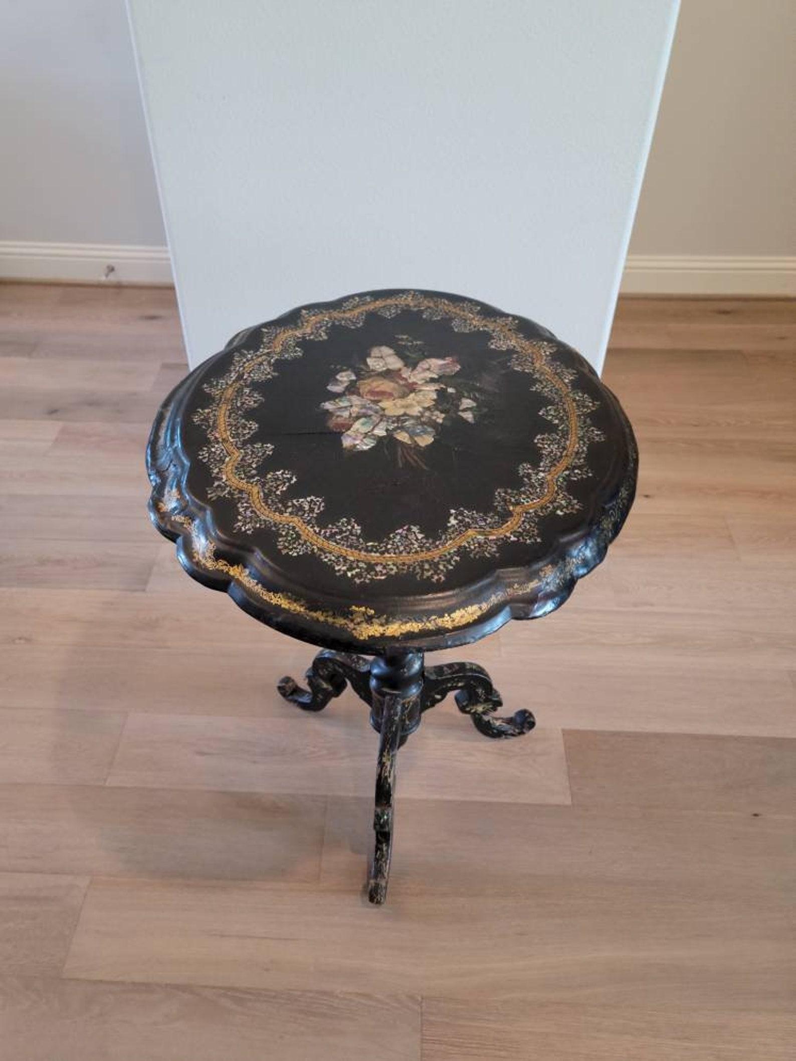 Superbe table de salon anglaise victorienne en papier mâché à abattant, à la manière de Jennens et Bettridge (1816-1870)

Né au milieu du XIXe siècle, dans le goût de la Chinoiserie, abondamment décoré, notamment d'un décor floral polychrome peint à