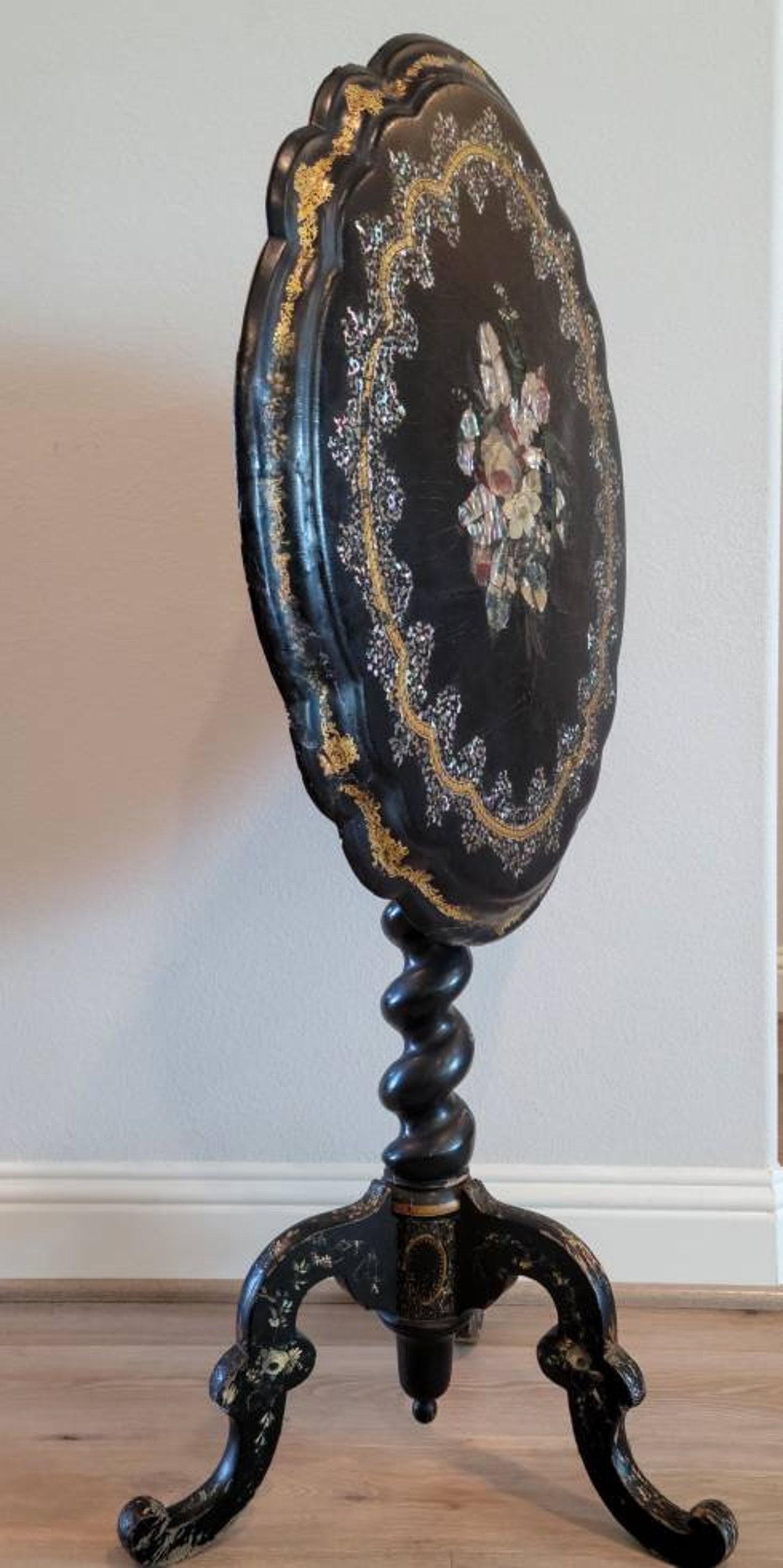Englischer viktorianischer Chinoiserie-Tisch aus Perlmutt mit Klappplatte aus dem 19. Jahrhundert im Angebot 4