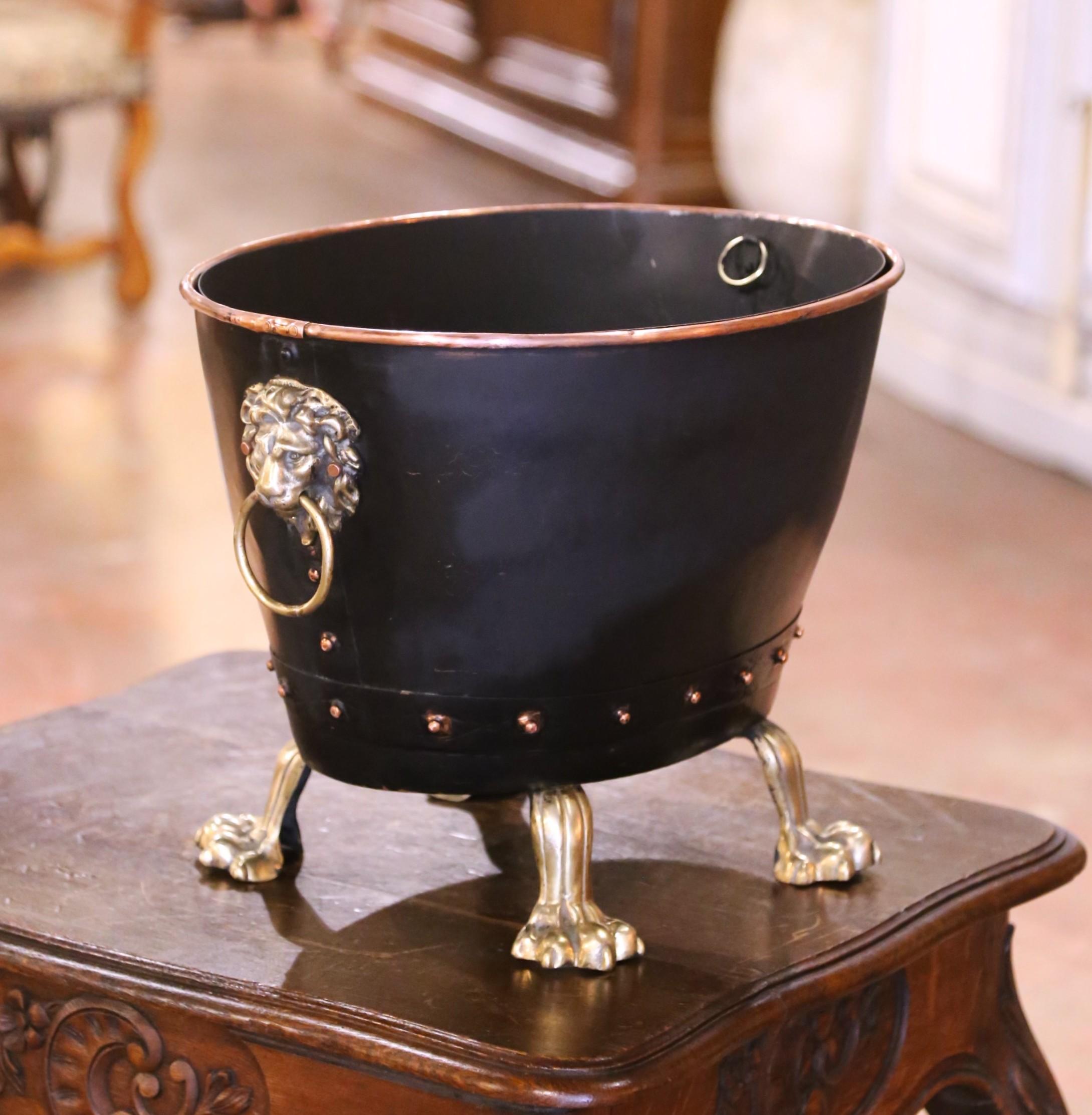 Questa antica cassetta per il carbone con il rivestimento originale è stata creata in Inghilterra, intorno al 1870. Realizzato in rame, il secchio oblungo poggia su piedi a zampa di bronzo scolpiti in stile classico per assomigliare agli artigli di