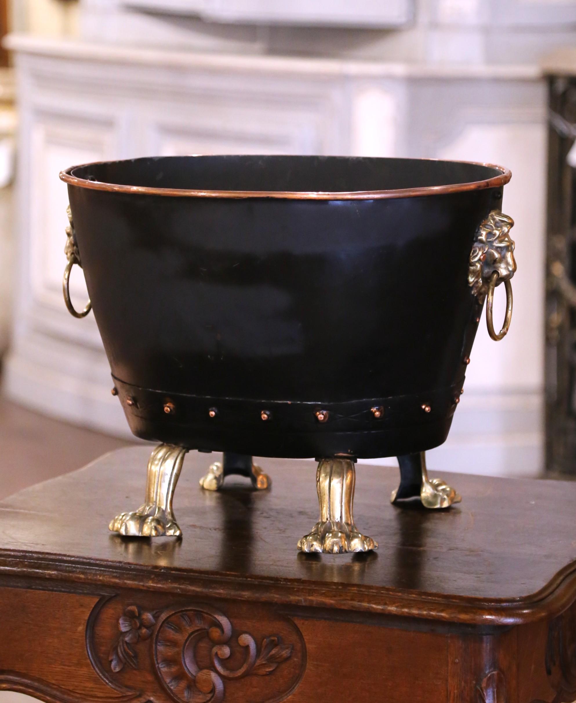 Intagliato a mano Navetta per carbone vittoriana inglese del XIX secolo in rame e bronzo con rivestimento originale in vendita