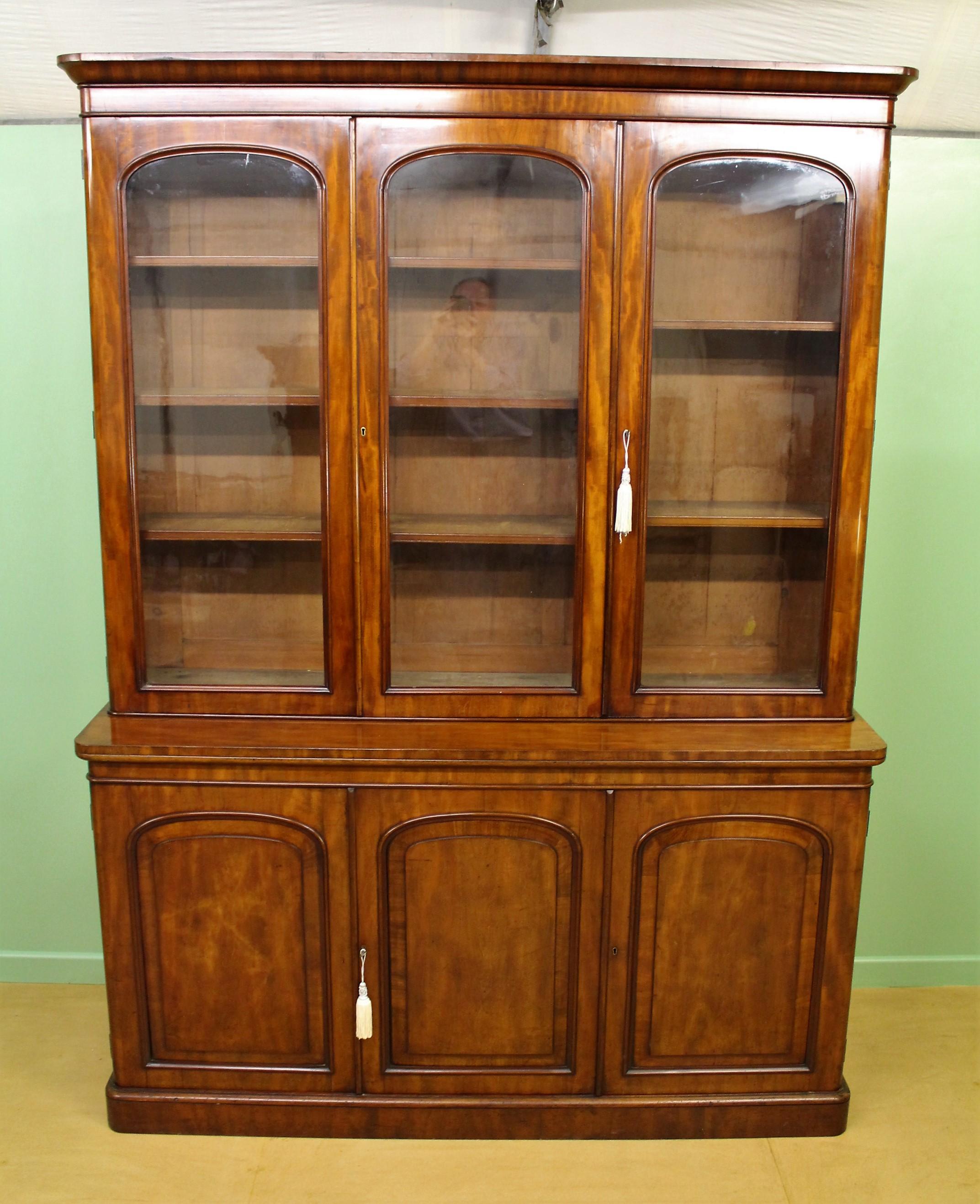 19th Century English Victorian Figured Mahogany Library Bookcase In Good Condition In Poling, West Sussex