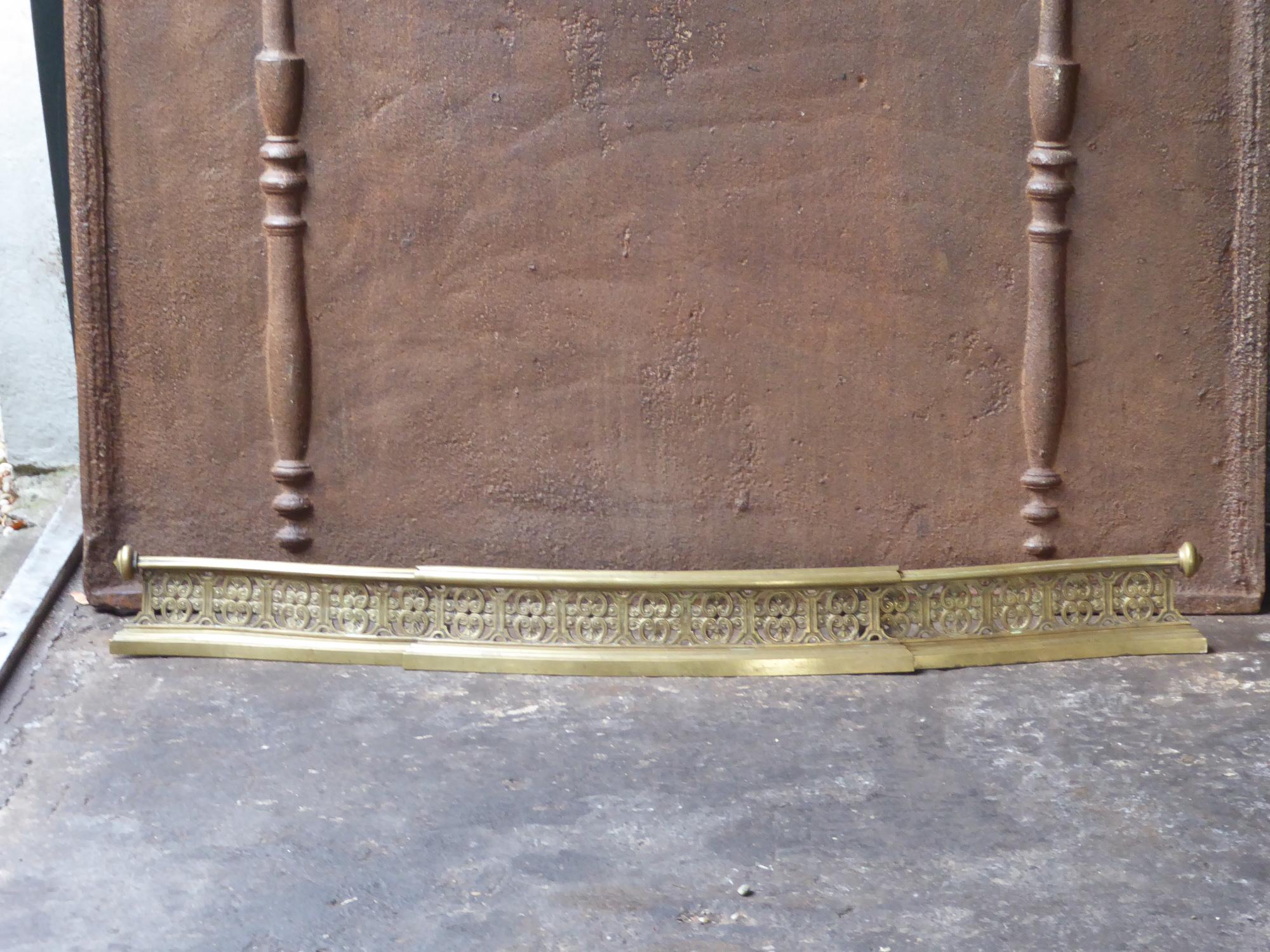 19th century English Victorian fireplace fender. The fender is made of brass. The fender is in a good condition and is fully functional.