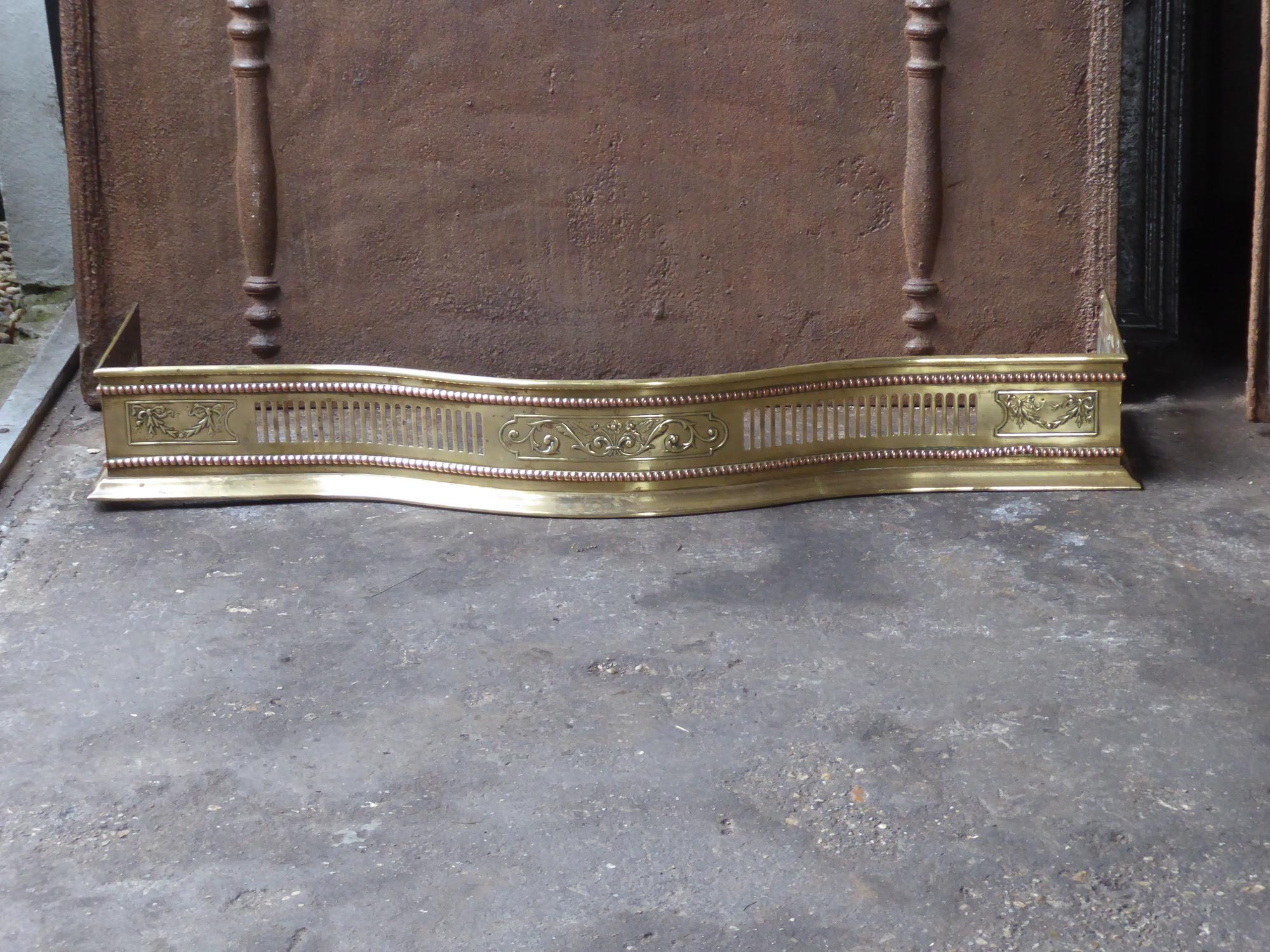 Beautiful 19th century English Victorian fireplace fender. The fender is made of polished brass and polished copper. The fender is in a good condition and is fully functional.