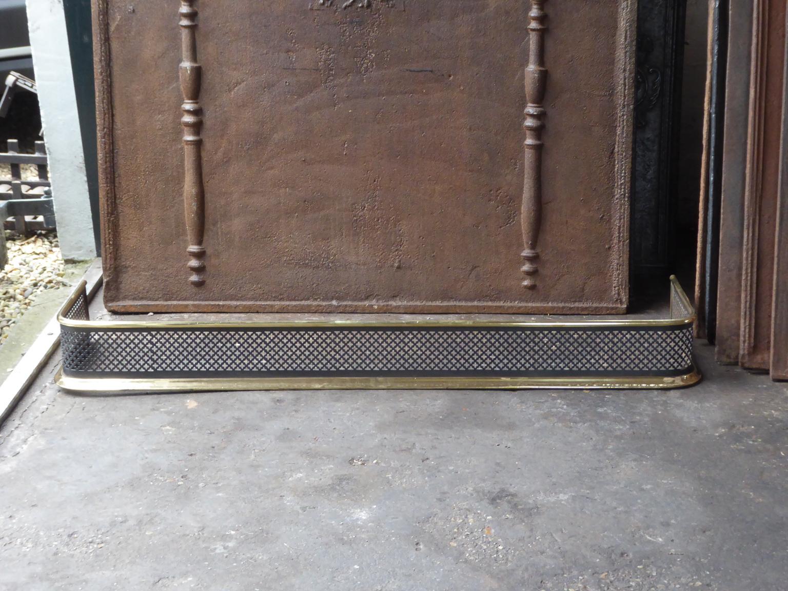 19th century English Victorian fireplace fender. The fender is made of polished brass and iron. The fender is in a good condition and is fully functional.