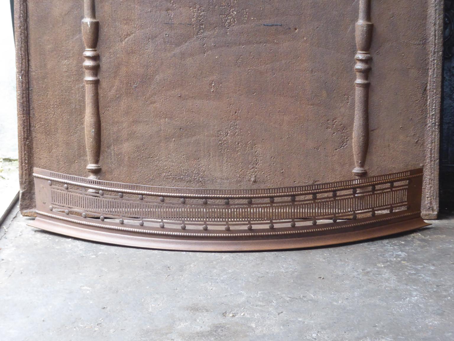 englische viktorianische Kaminverkleidung aus dem 19. Jahrhundert. Das Schutzblech ist aus Schmiedeeisen gefertigt. Das Schutzblech ist in einem guten Zustand und voll funktionsfähig.