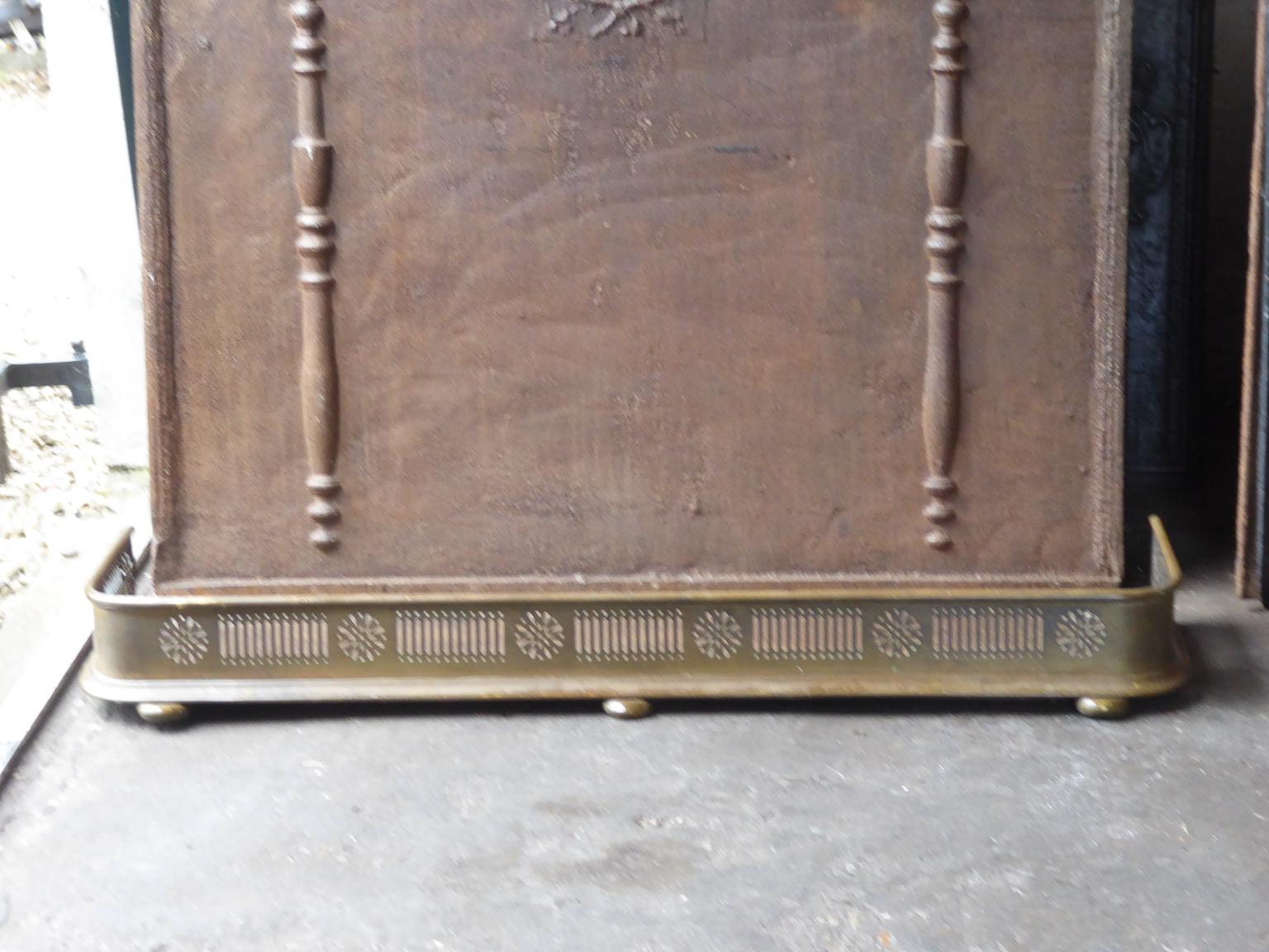 19th century English Victorian fireplace fender. The fender is made of brass and iron. The fender is in a good condition and is fully functional.