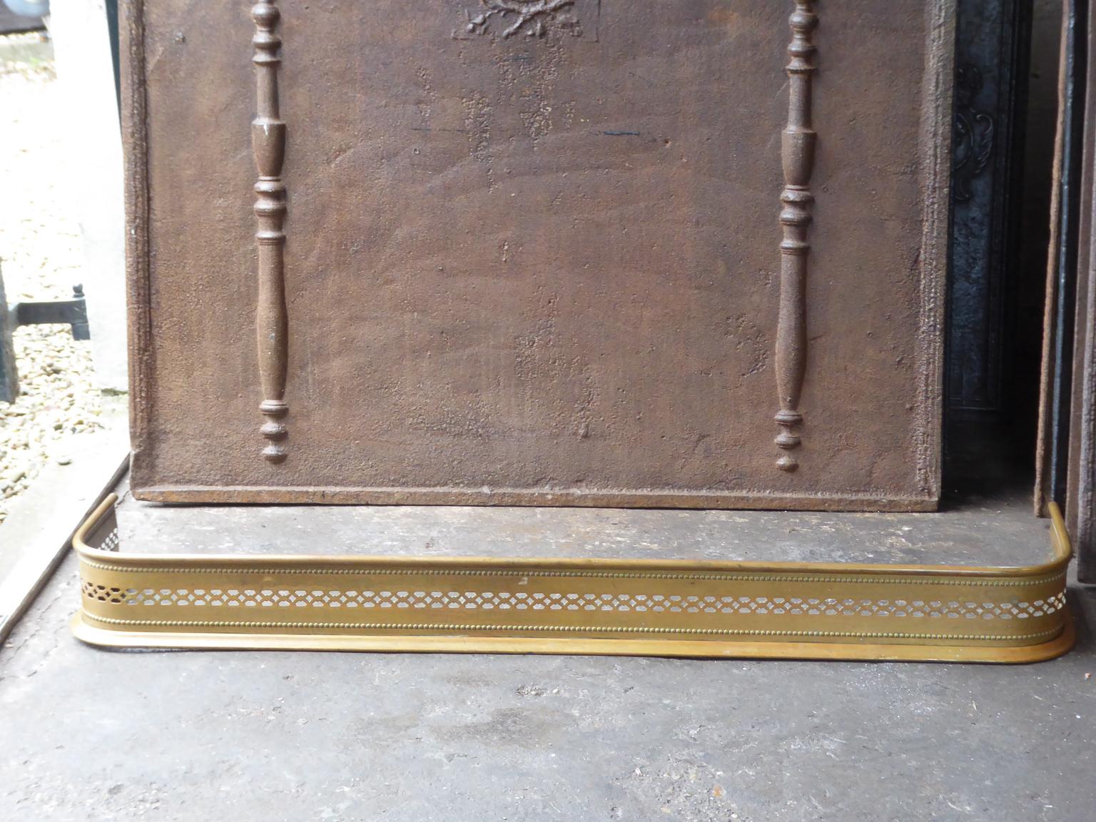 19th century English Victorian fireplace fender. The fender is made of brass. The fender is in a good condition and is fully functional.