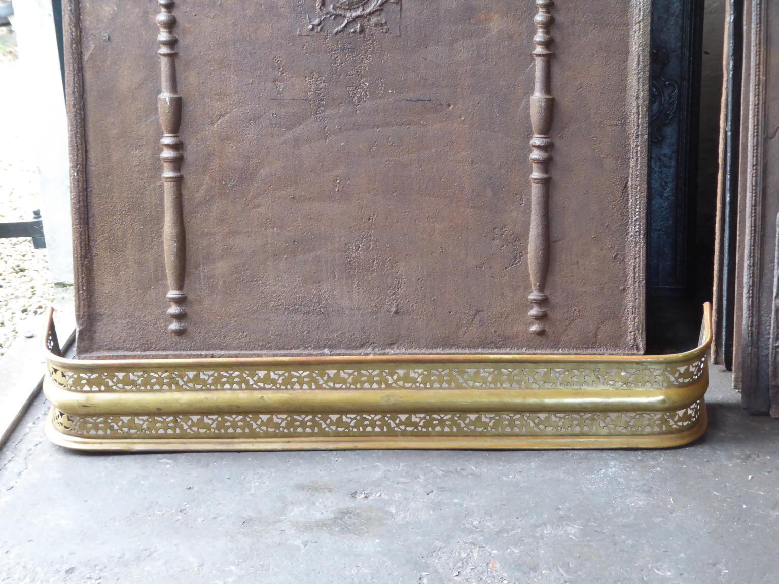 19th century English Victorian fireplace fender. The fender is made of brass and iron. The fender is in a good condition and is fully functional.