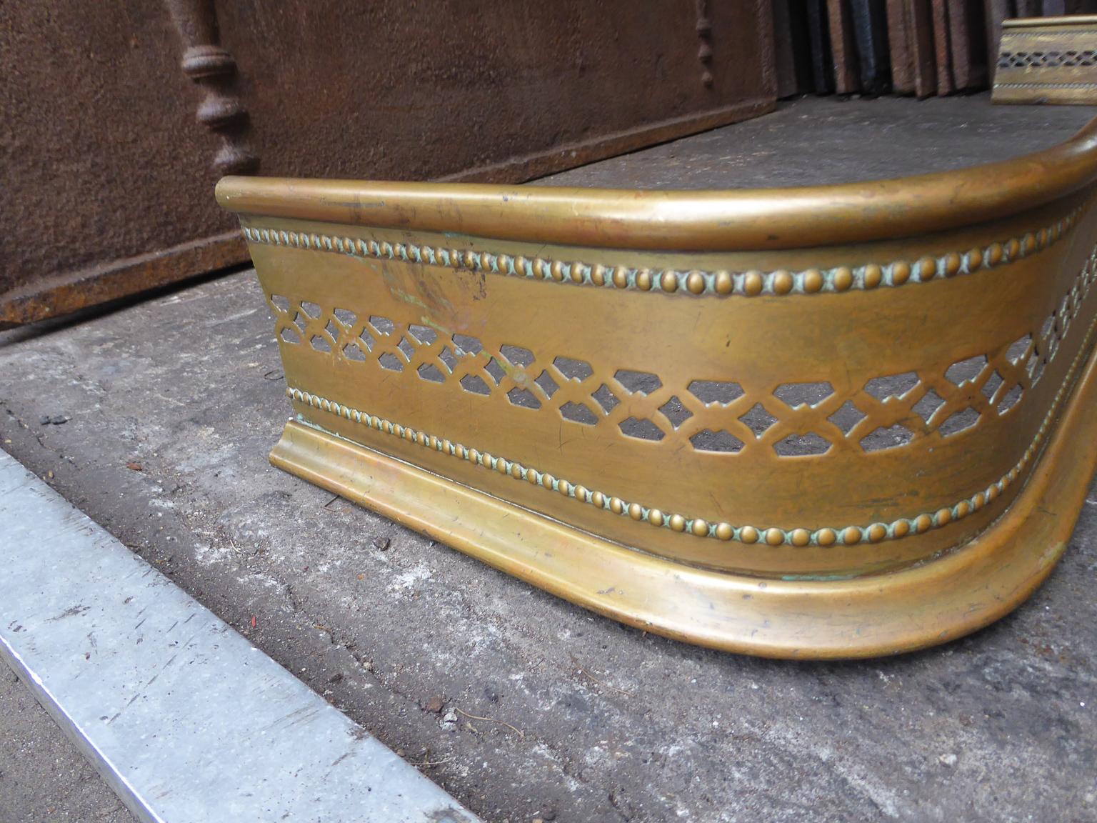 19th Century English Victorian Fireplace Fender or Fire Fender In Good Condition In Amerongen, NL