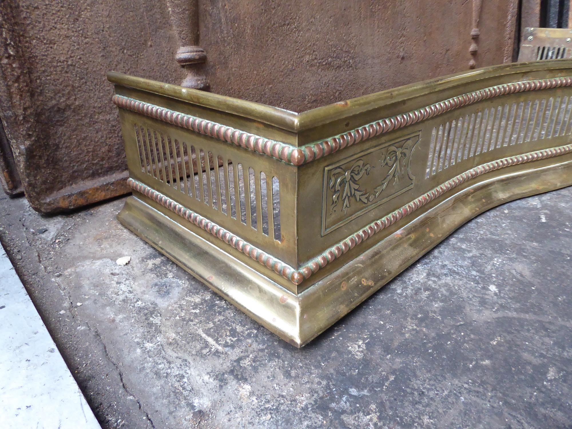 19th Century English Victorian Fireplace Fender or Fire Fender In Good Condition For Sale In Amerongen, NL