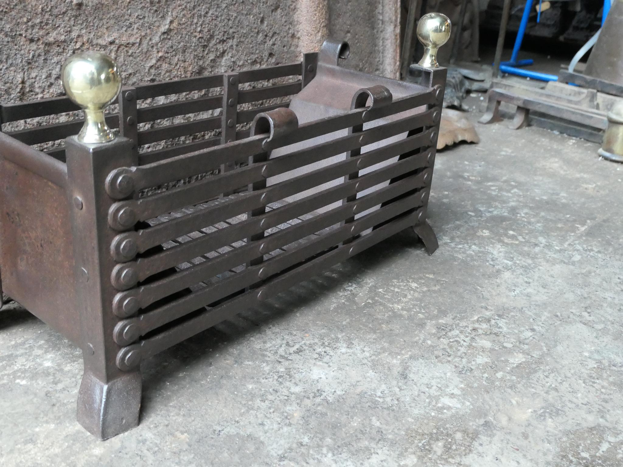 19th Century English Victorian Fireplace Grate or Fire Basket For Sale 2
