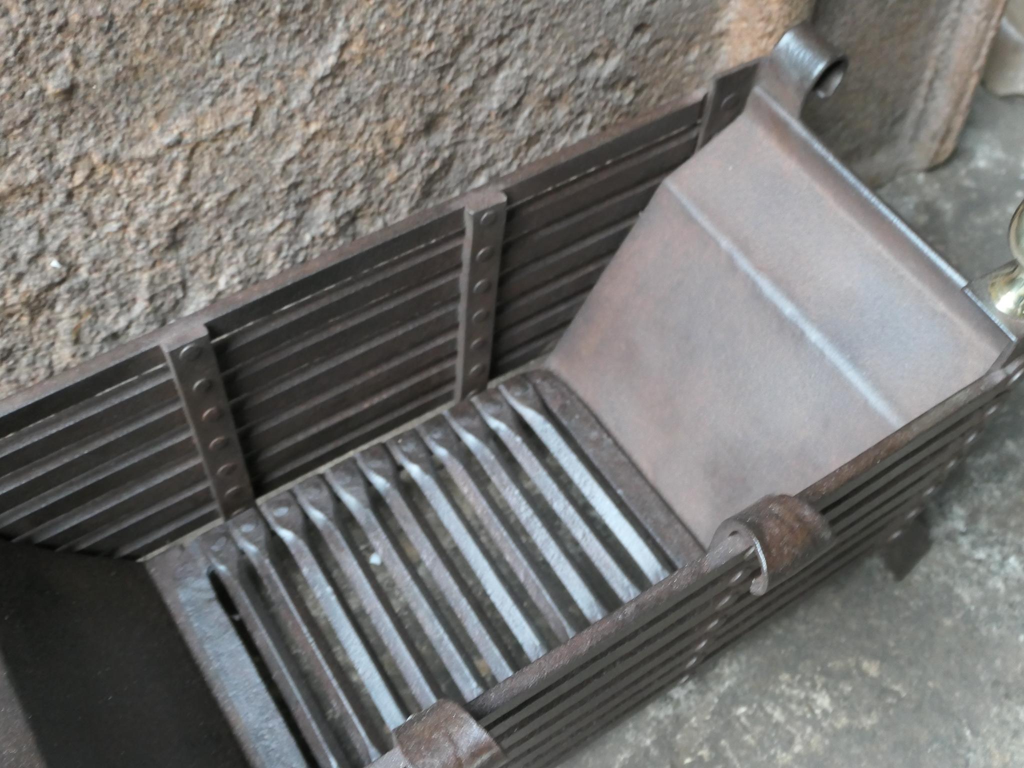 19th Century English Victorian Fireplace Grate or Fire Basket For Sale 3