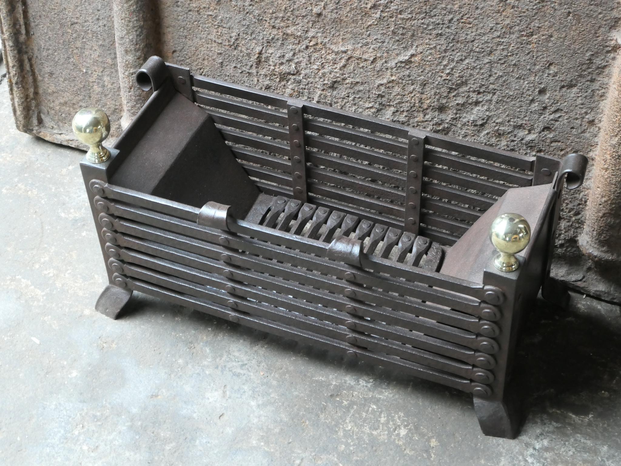 19th Century English Victorian Fireplace Grate or Fire Basket In Good Condition For Sale In Amerongen, NL