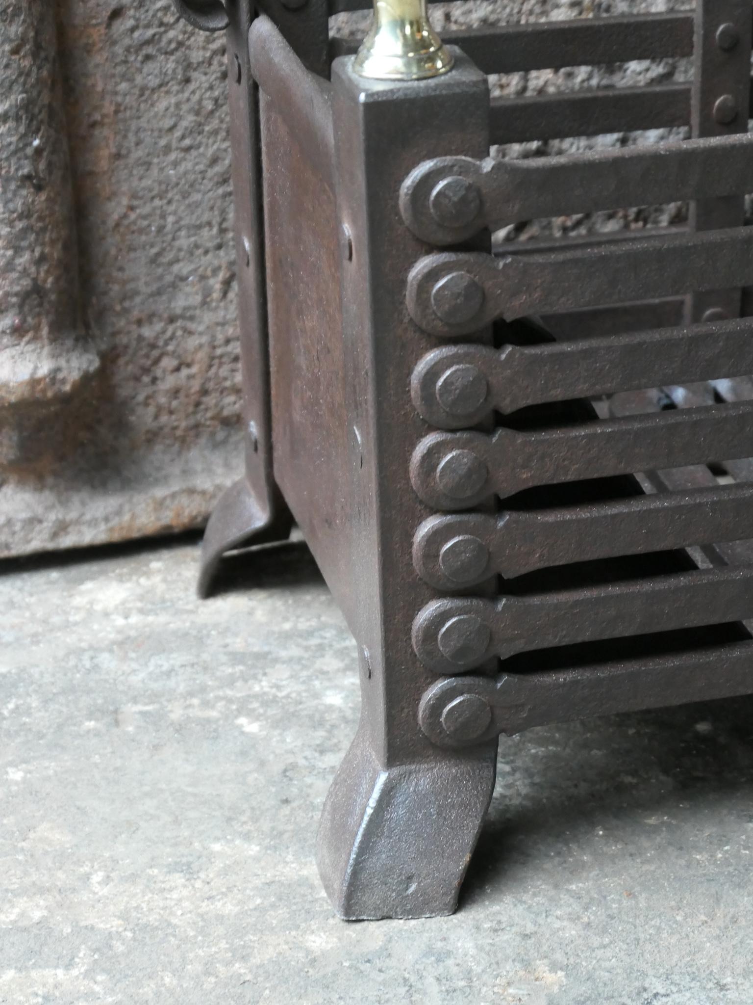 19th Century English Victorian Fireplace Grate or Fire Basket For Sale 1