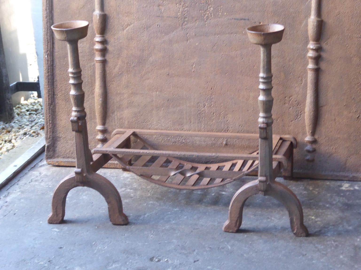 19th century English Victorian fireplace grate made of cast iron and wrought iron. The grate has a natural brown patina. Upon request it can be made black. The total width of the front of the grate is 32 inch (81 cm).

This product has to be shipped