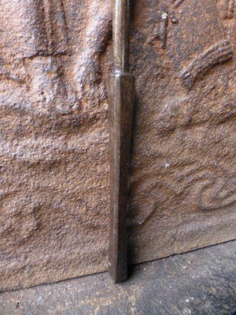 Pinze da camino vittoriane inglesi del XIX secolo in ferro battuto e ottone lucido.