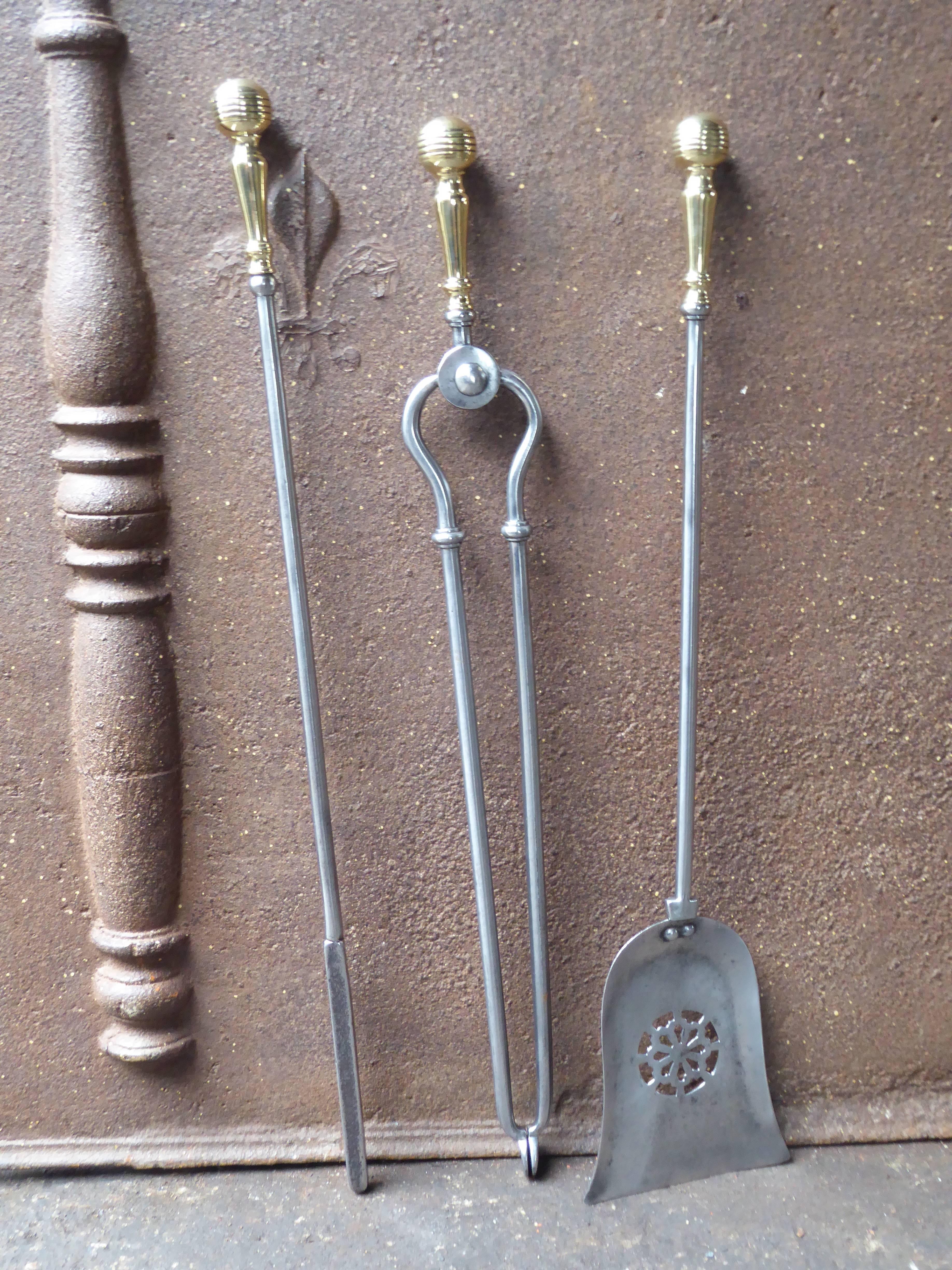 Ensemble d'outils de cheminée du 19e siècle anglais d'époque victorienne - fers à repasser en acier poli et laiton poli. L'ensemble des outils est en bon état.

