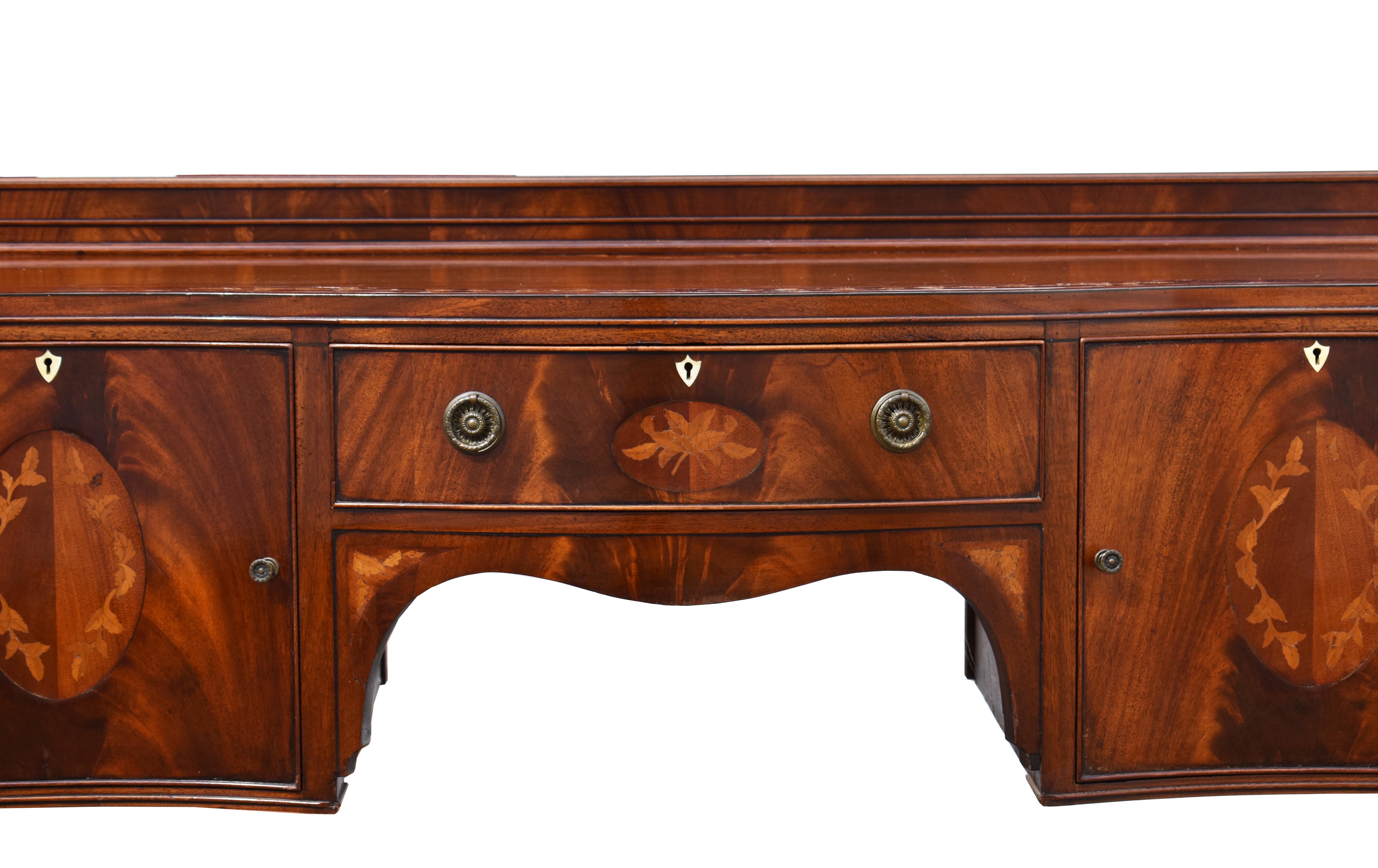 19th Century English Victorian Flame Mahogany Serpentine Sideboard In Good Condition For Sale In Chelmsford, Essex