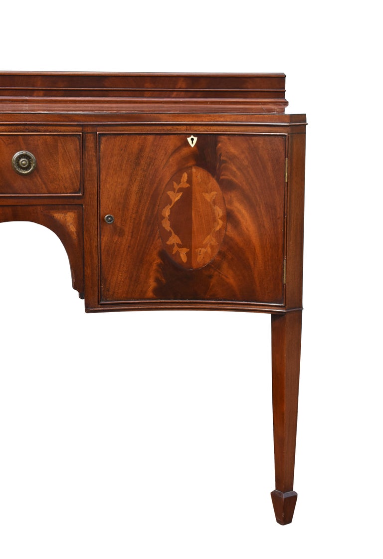 19th Century English Victorian Flame Mahogany Serpentine Sideboard For Sale 1