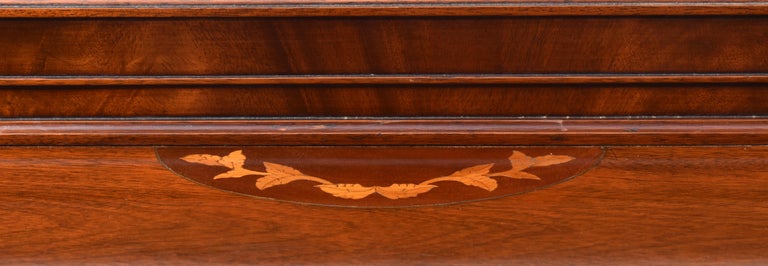 19th Century English Victorian Flame Mahogany Serpentine Sideboard For Sale 4