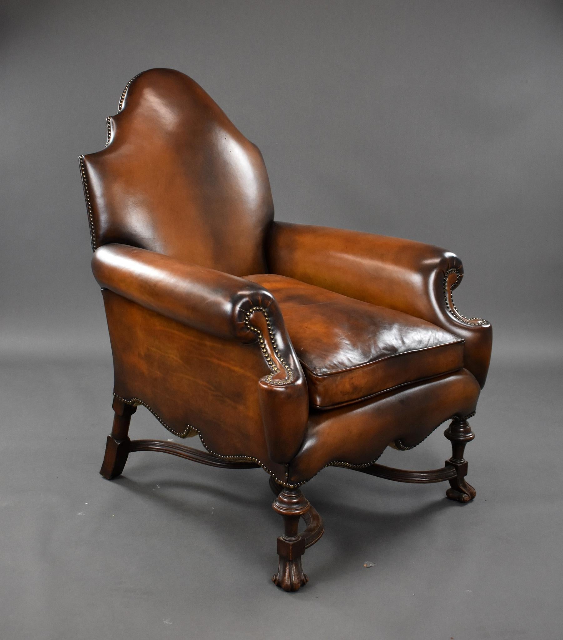 A vendre, un fauteuil victorien de qualité en cuir avec un cadre en noyer. Avec un dossier et des accoudoirs joliment formés, la chaise repose sur des pieds sculptés unis par un brancard façonné avec un fleuron au centre. La chaise est en excellent